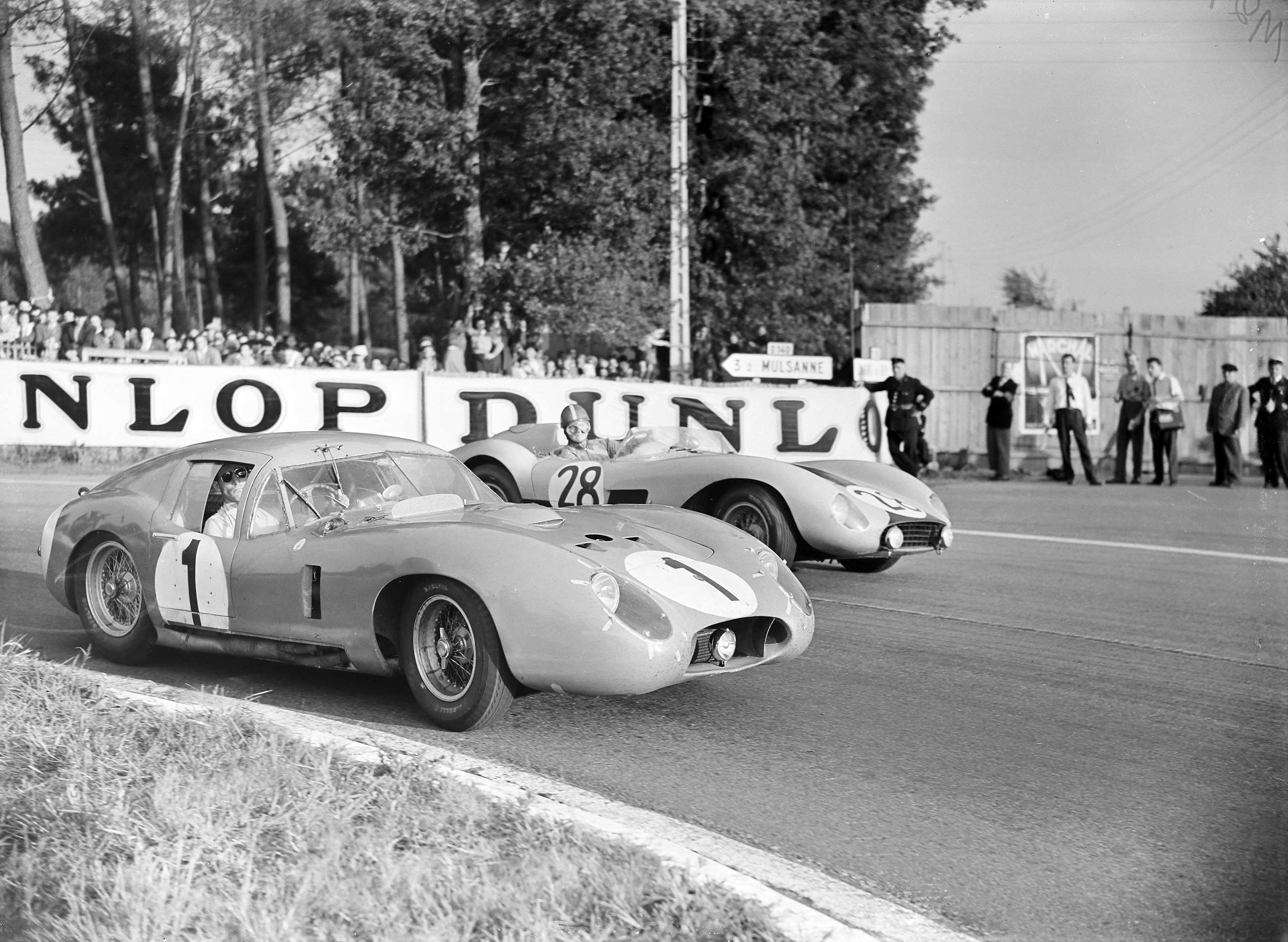 le-mans-1957-sir-stirling-moss-harry-schell-maserati-450s-zagato-coupe-lucien-bianchi-george-harris-ferrari-500-tr-c-motorsport-images-goodwood-07062019.jpg