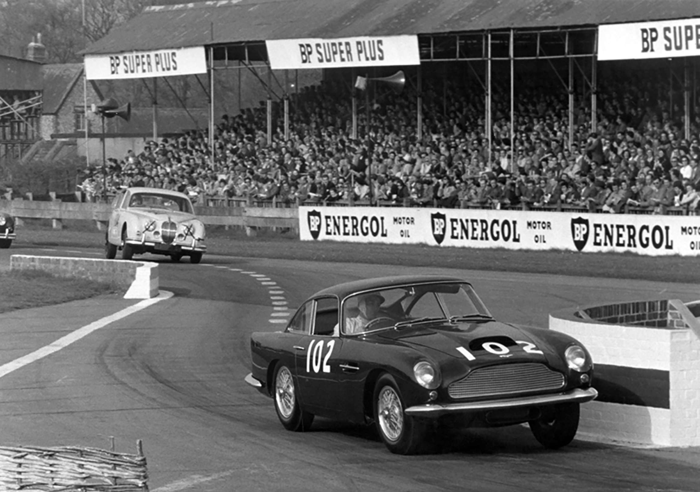 gpl-2-moss-aston-martin-db4gt-leads-salvadori-coombs-jaguar-3.8-1960-easter-goodwood.jpeg24081601.jpg