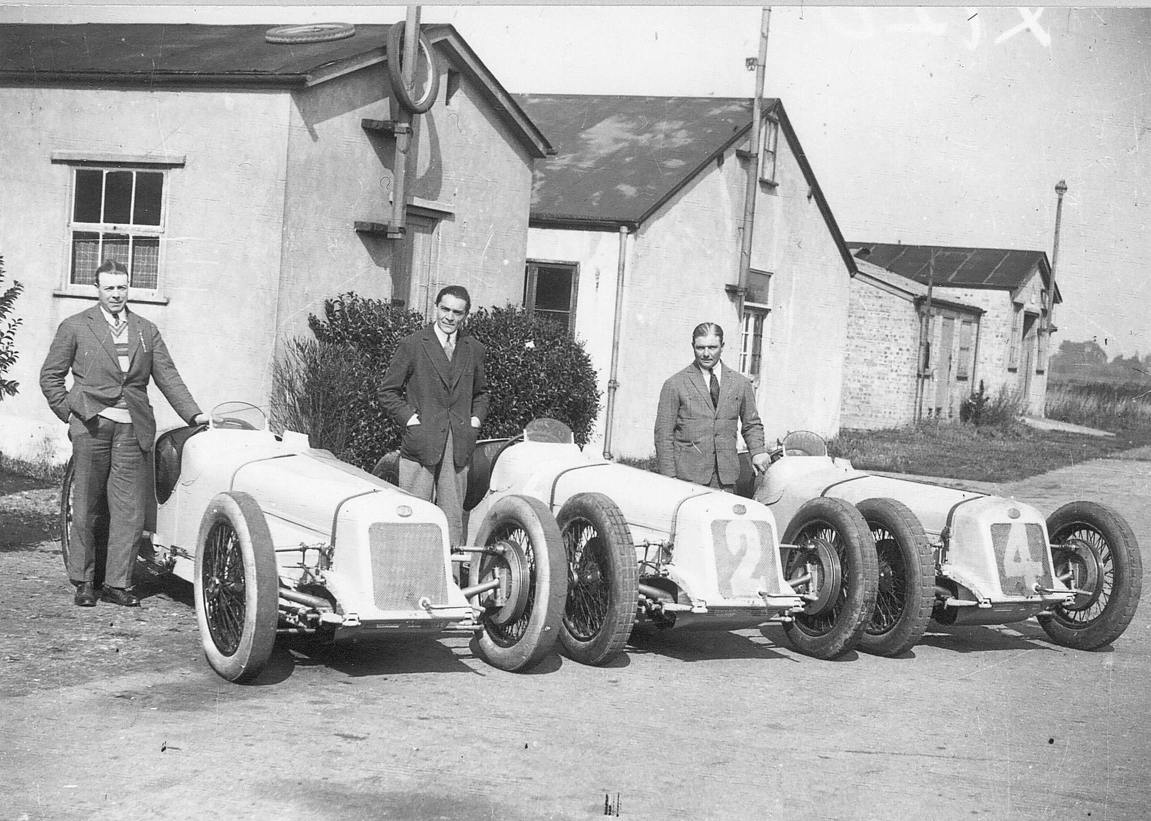 2 - Delage team at Brooklands for the 1927 GP d’Angleterre - star driver Robert Benoist (centre)