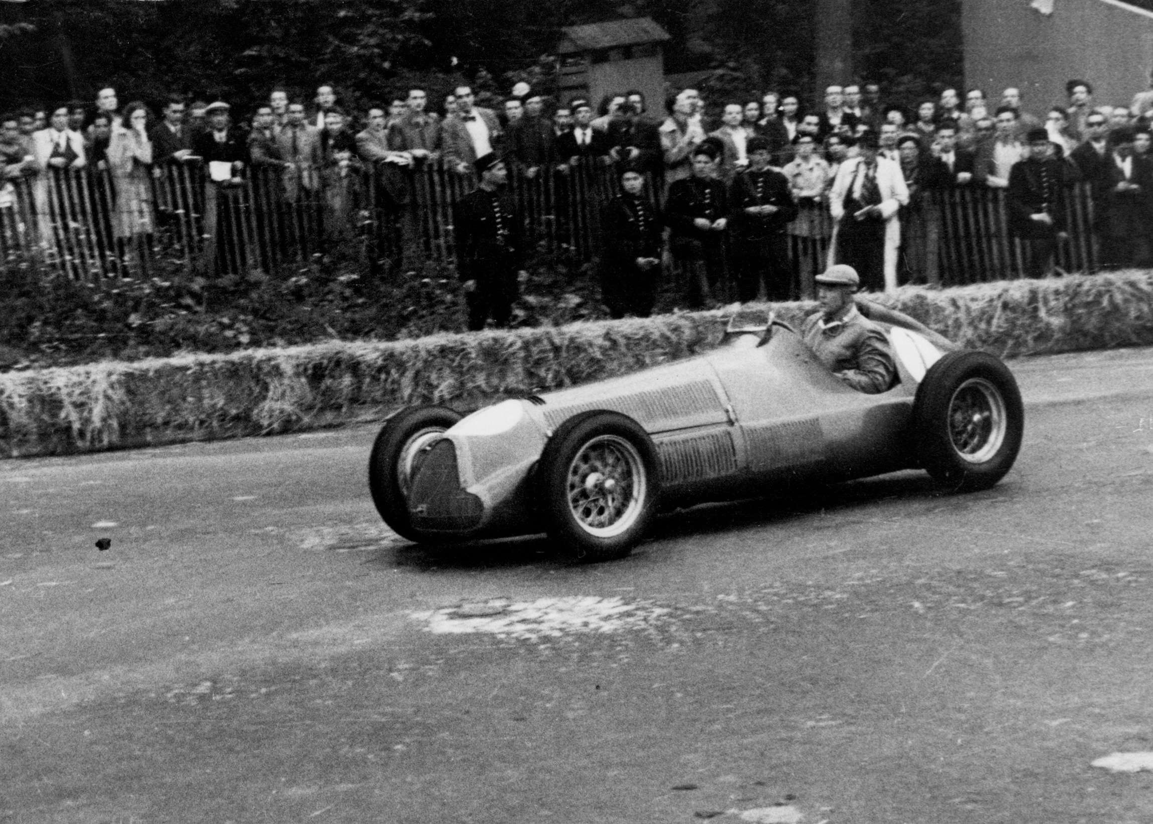 4 - Postwar revival - Jean-Pierre Wimille in the revamped Alfa Romeo works GP team, Coupe Rene le Begue, St Cloud 1947