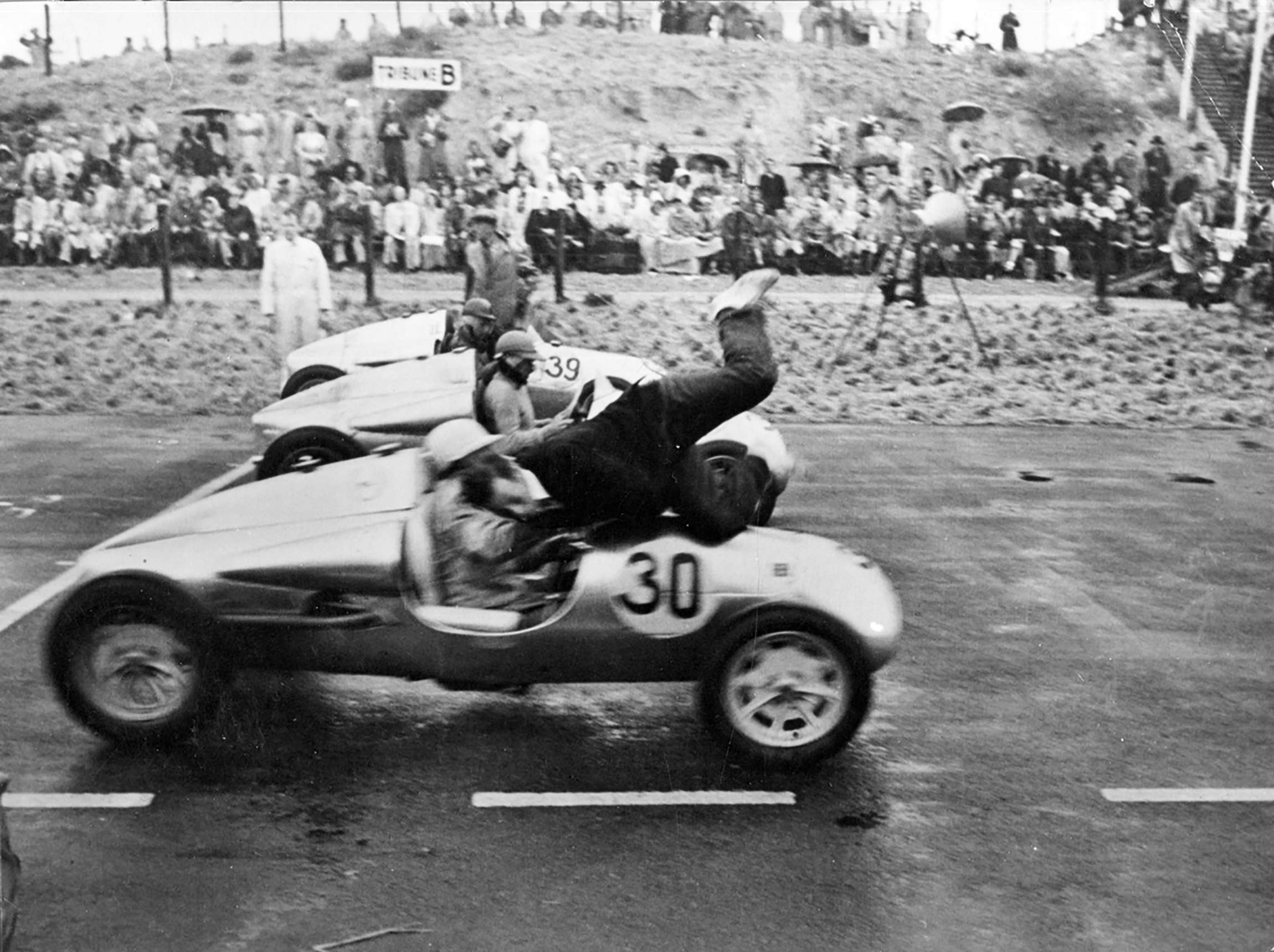 Zandvoort 1949 - Moss collecting John Habin’s mechanic on the startline, but still won the race