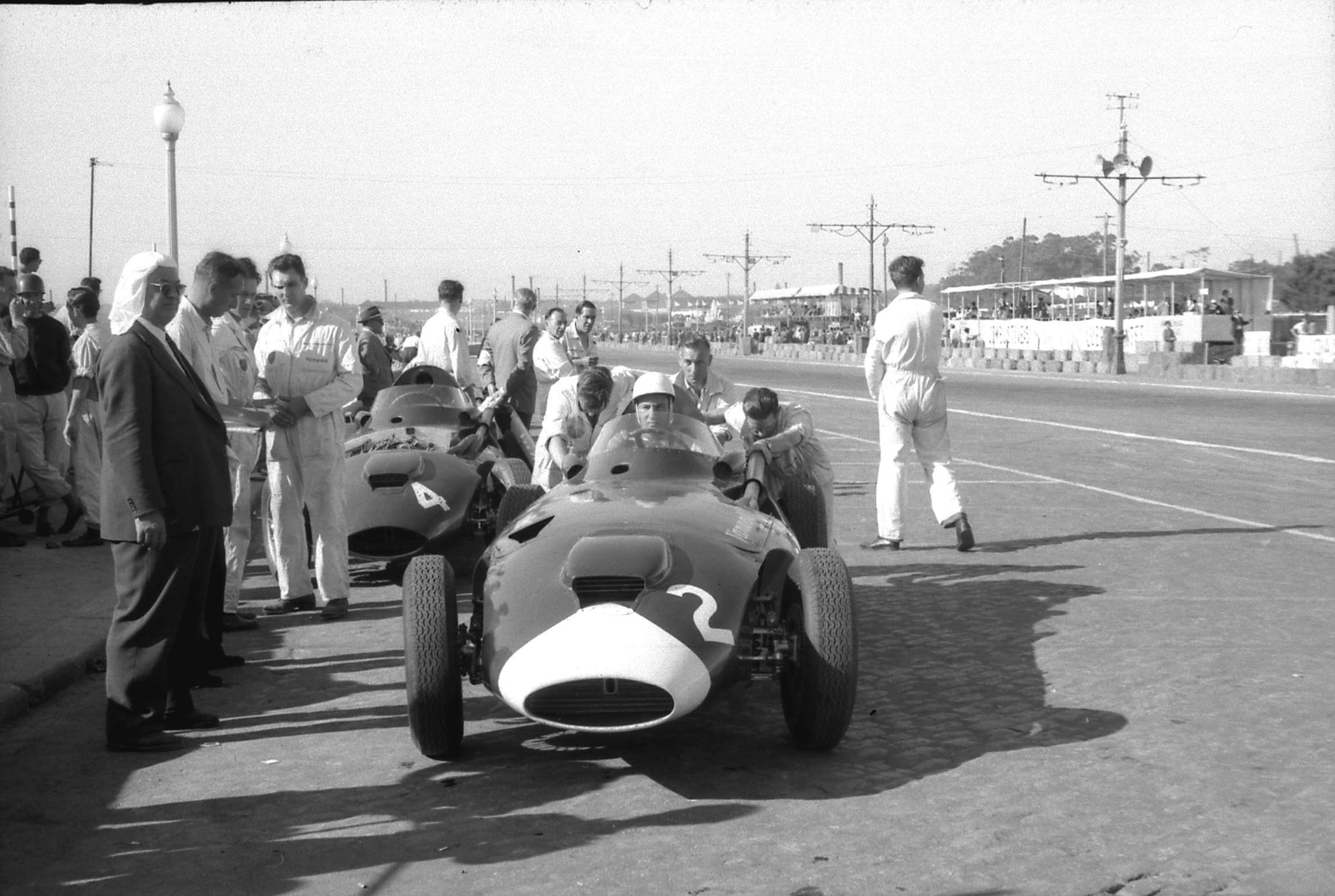 gpl-fred-taylor-1958-portuguese-gp-mr-vandervell-moss-vanwall-pits.jpeg26101603.jpg