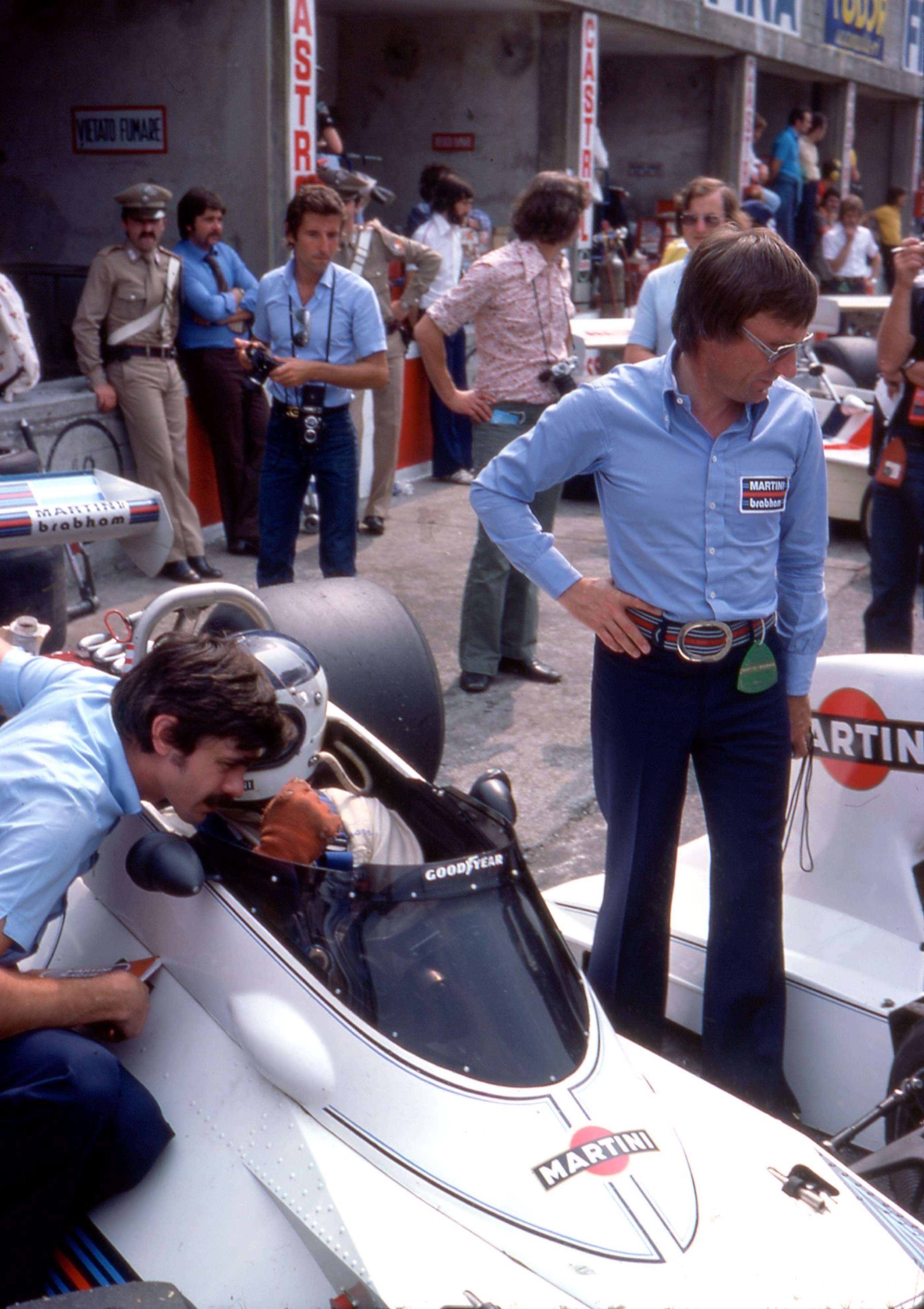 1975 Italian GP - Gordon Murray with Carlos Reutemann and Martini-Brabham team owner Mr E