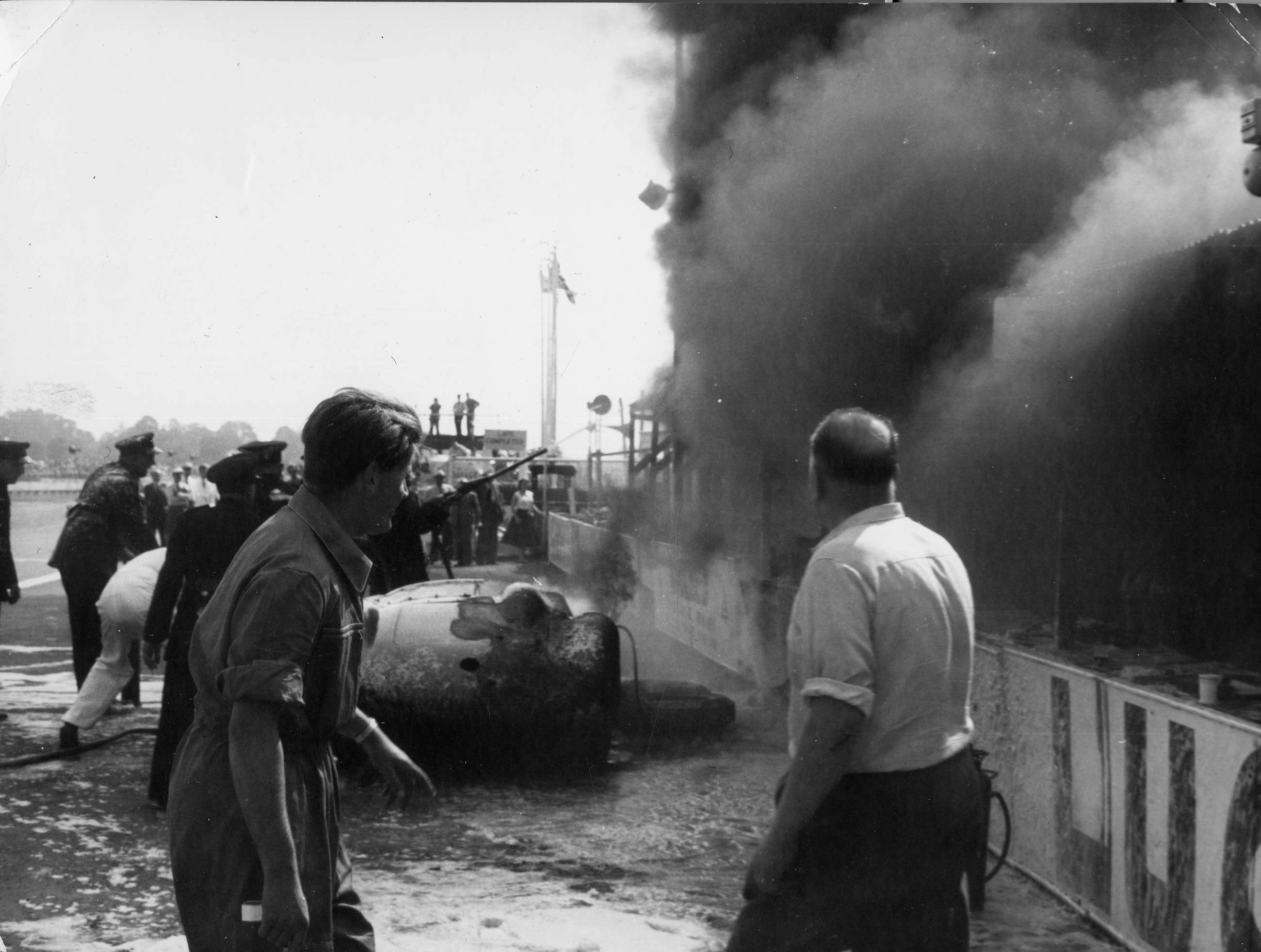 gpl-1959-goodwood-tt---salvadori-aston-martin-dbr1-300-burns-out-in-pits---reg-parnell-foreground.jpeg24101701.jpg