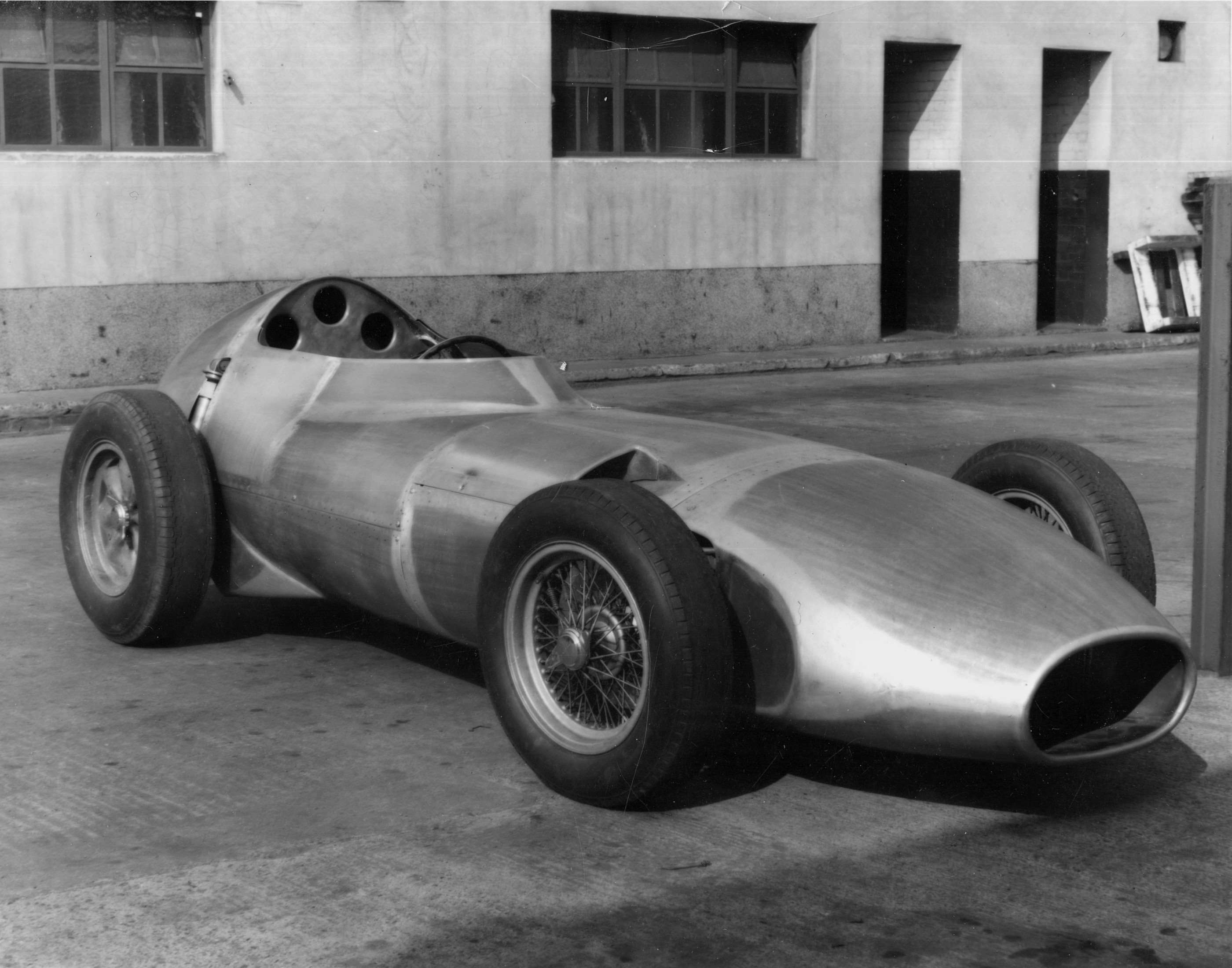 Straight-grained aluminium panels - not hand-hammered - as rolled on The British Wheel clothed the ‘Lowline’ Vanwall as raced at Goodwood Easter Monday, 1959
