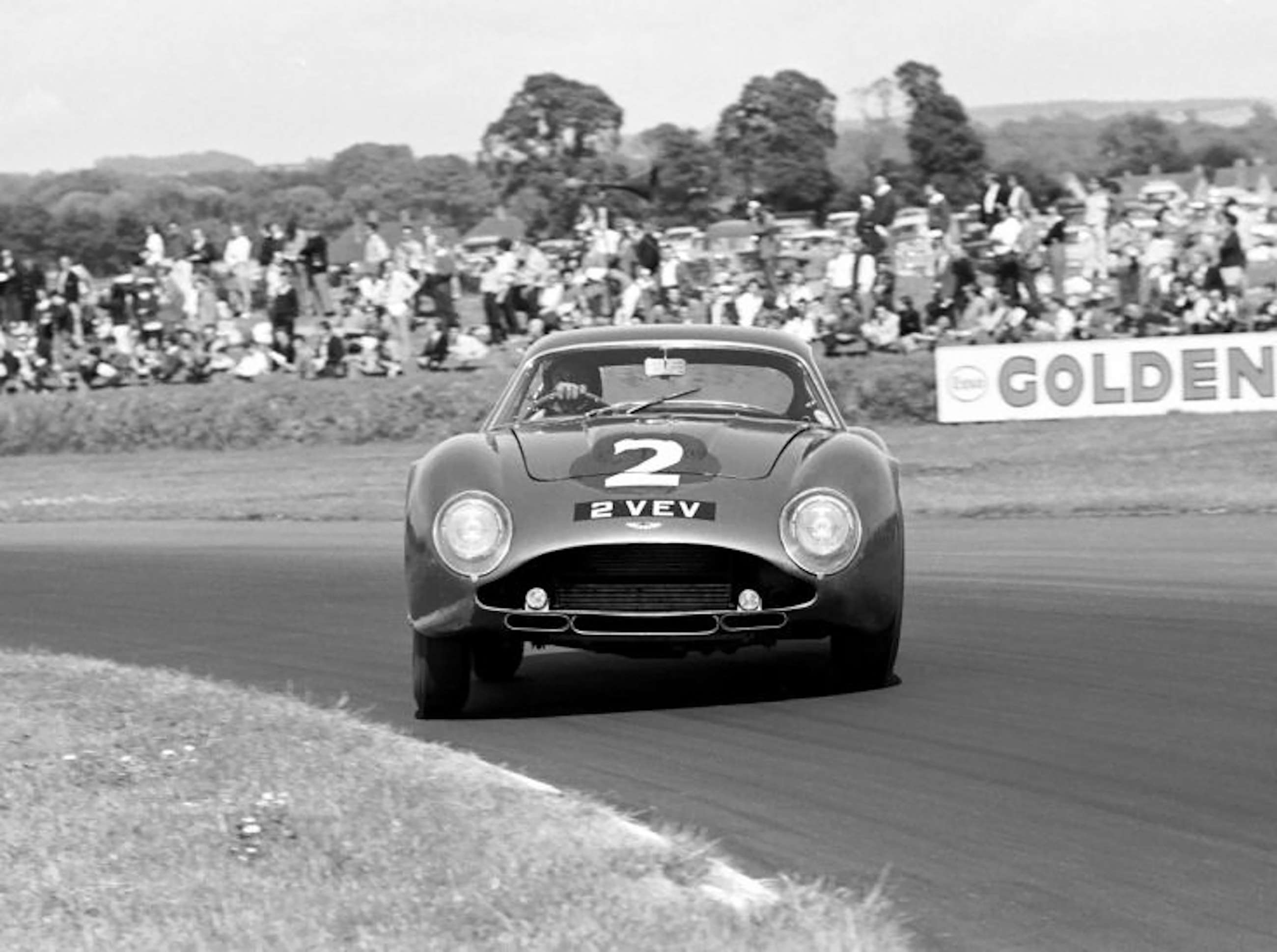 Jimmy in the replacement 1962 ‘2 VEV’ in the 1962 Goodwood TT - aiming for an appointment with John Surtees’ Ferrari 250 GTO… and the Madgwick bank… Spot the ‘MP209’ body differences...