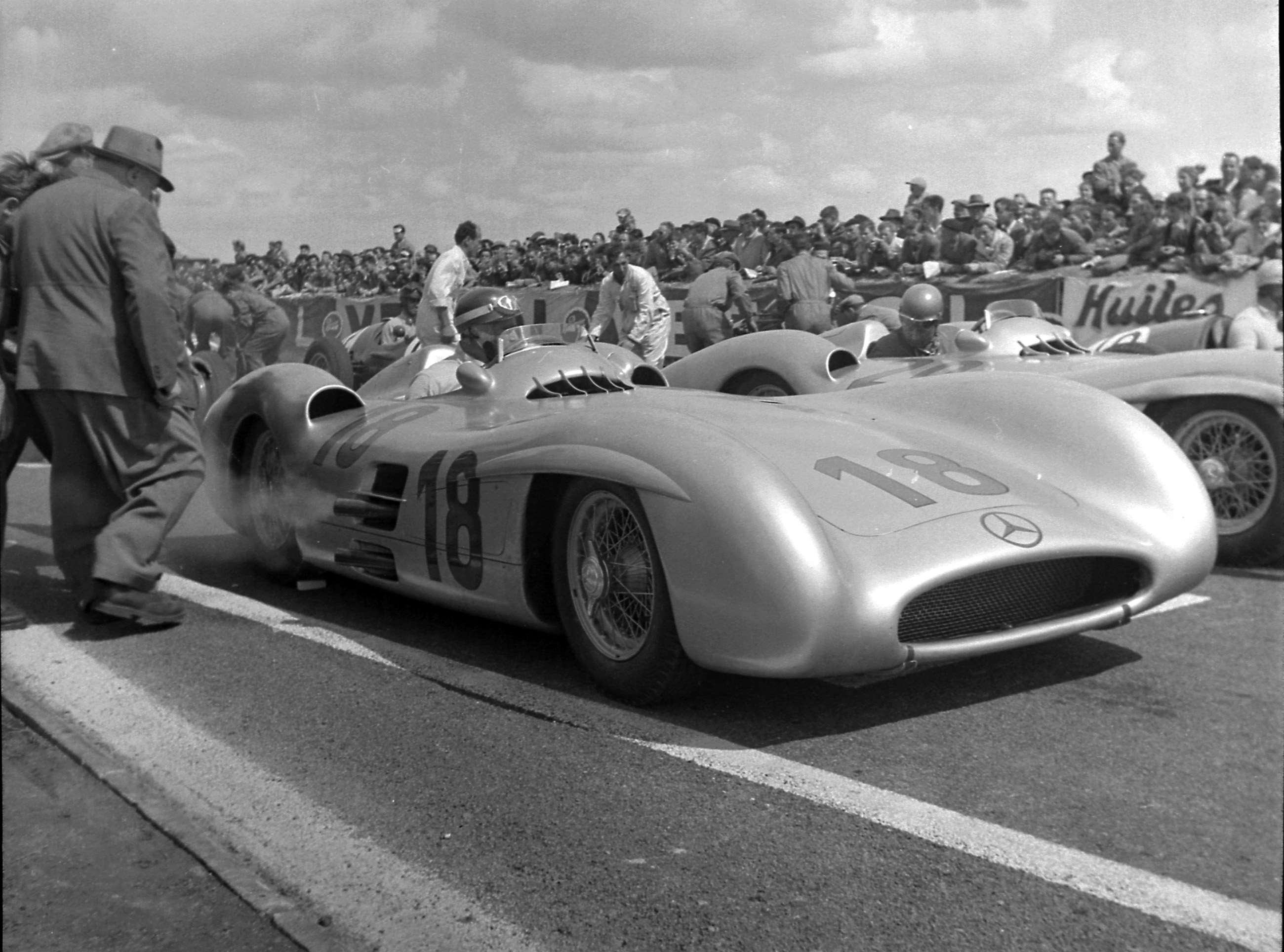 Fangio’s second World Championship title was won by him in 1954 when he won early-season GPs in the works Maserati 250F, followed by mid-to-late season GPs in the new, initially streamline-bodied, Mercedes-Benz W196s… as here on the starting grid for the 1954 French GP, which he won.