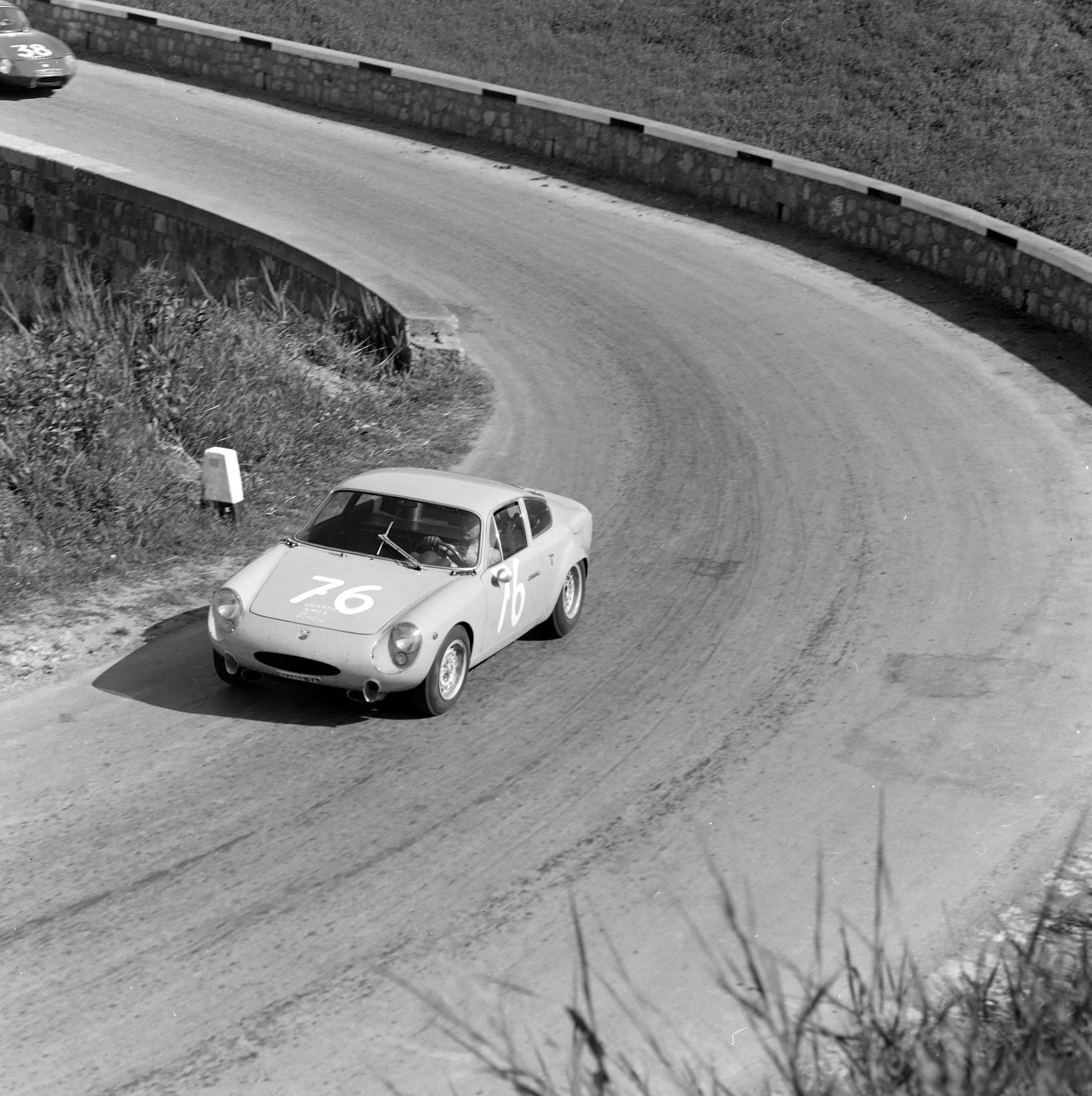 78mm-sportscars-3-abarth-simca-2000-gt-targa-florio-1964-hans-hermann-franco-patria-mi-goodwood-14102021.jpg