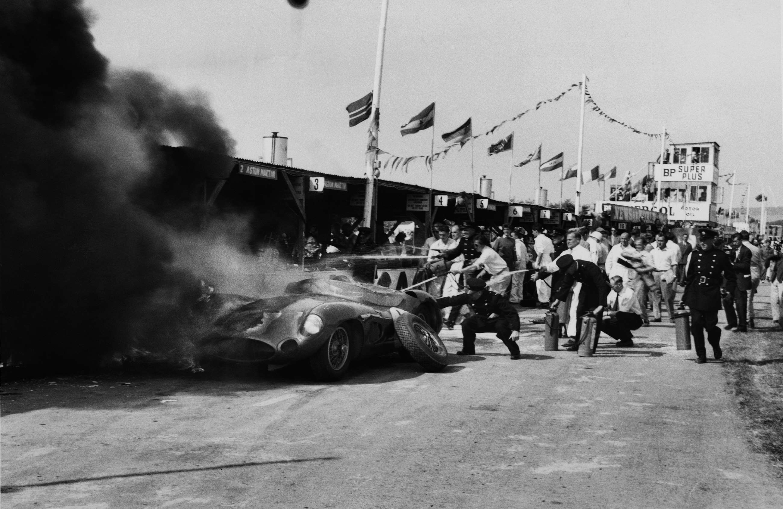 revival-2019-goodwood-1959-world-sportscar-championship-pits-fire-lat-motorsport-images-goodwood-04092019.jpg