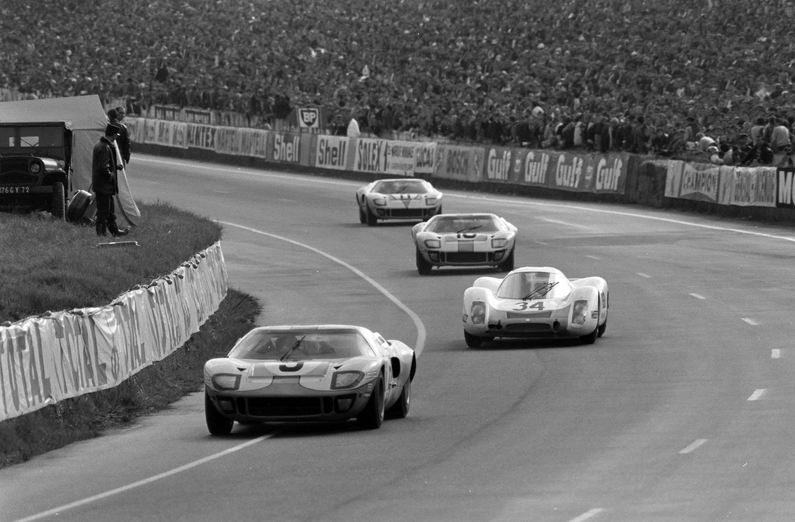 The Ford GT40 of Pedro Rodriguez and Lucien Bianchi being chased by the Porsche 908 of Joe Buzzetta and Scooter Patrick. Behind, the Ford GT40s of Paul Hawkins and David Hobbs, then Brian Muir and Jackie Oliver.
