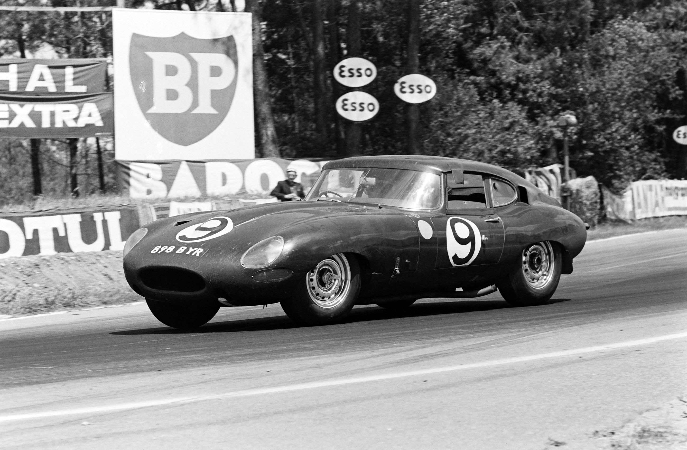 The Jaguar E-Type Lightweight of Peter Lumsden and Peter Sergent, Le Mans, 1962.