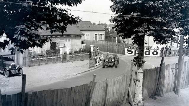 The Speed Six of Kidston and Barnato, rounding a corner at Le Mans in 1930. Note the high-strength crash barriers at the bottom of the photo. 