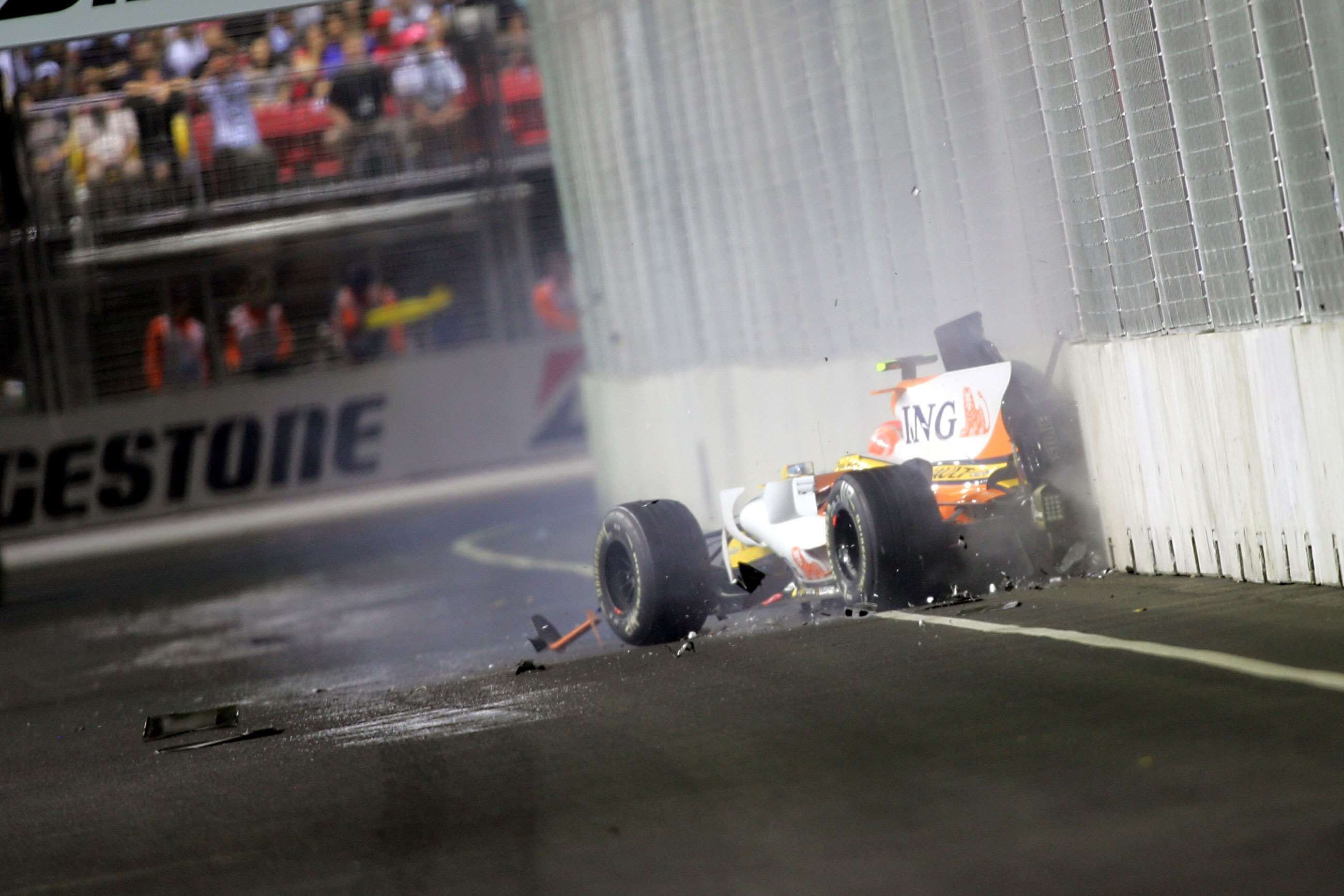 greatest-f1-controversies-1-singapore-2008-renault-r28-nelson-piquet-jr-crashgate-elliot-patching-mi-goodwood-14092020.jpg