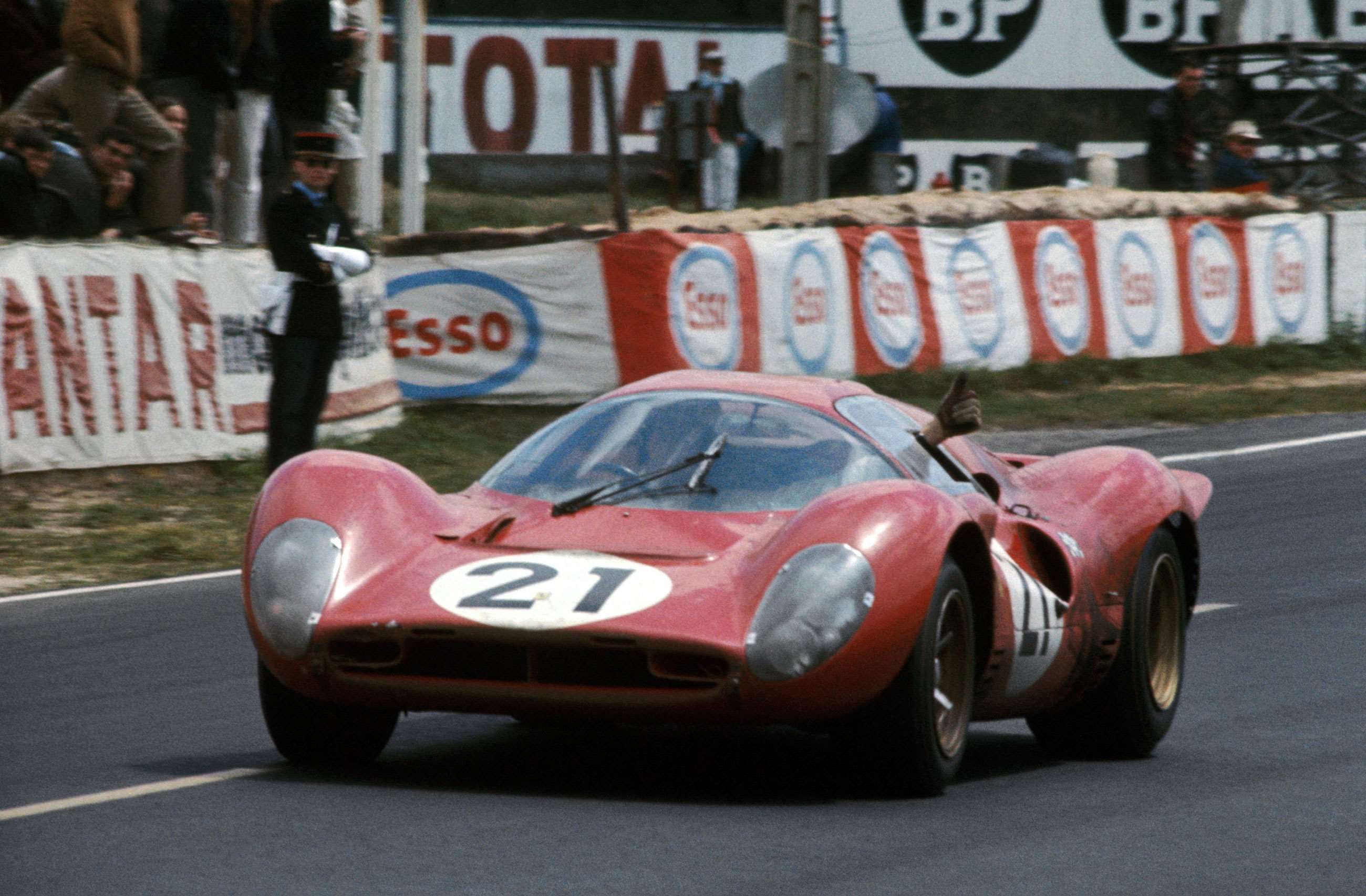 most-beautiful-racing-cars-1-ferrari-330-p4-le-mans-1967-scarfiotti-parkes-david-phipps-mi-17032022.jpg