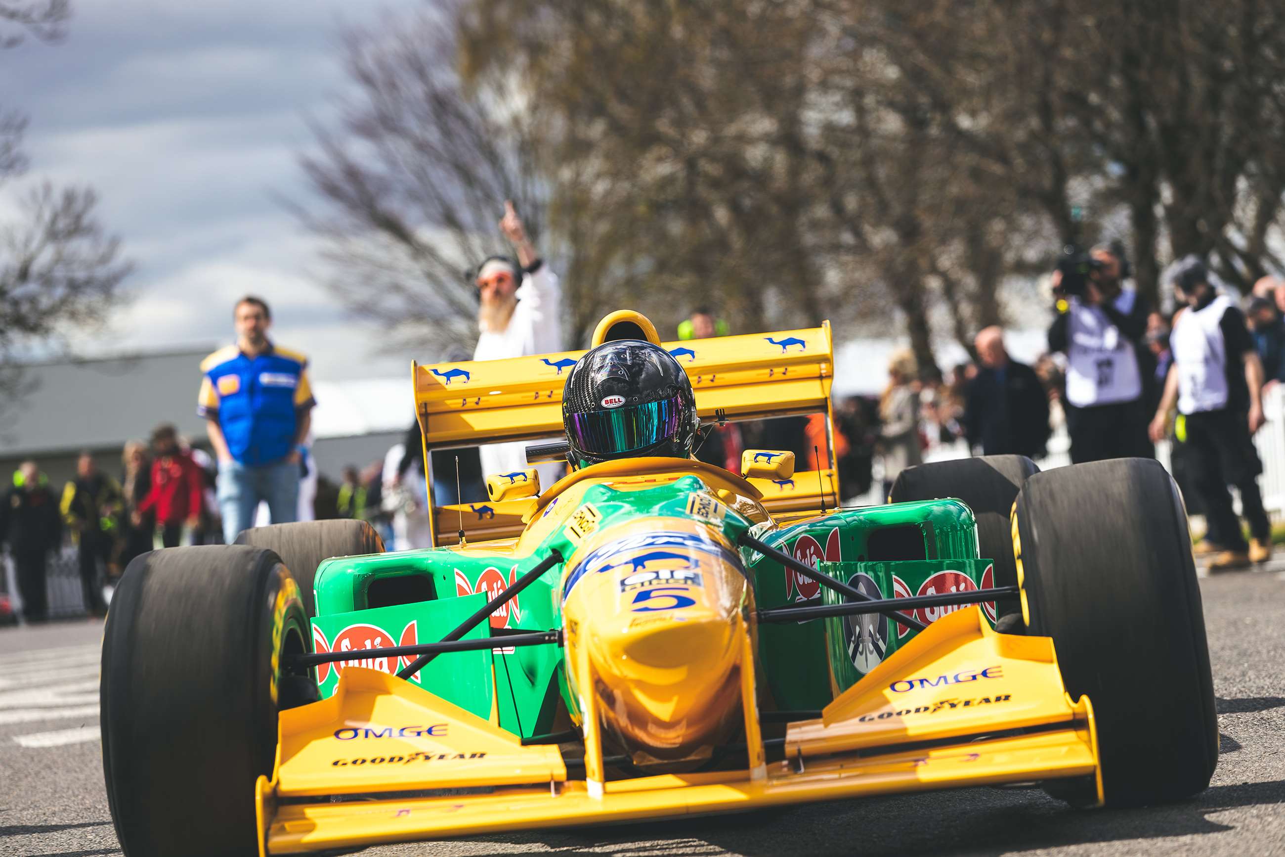 hustling-a-v8-benetton-f1-car-round-goodwood-grr