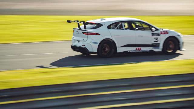 jaguar_ipace_etrophy_16101808.jpg