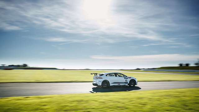 jaguar_ipace_etrophy_16101812.jpg