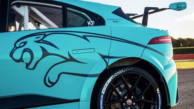 jaguar_ipace_etrophy_16101817.jpg