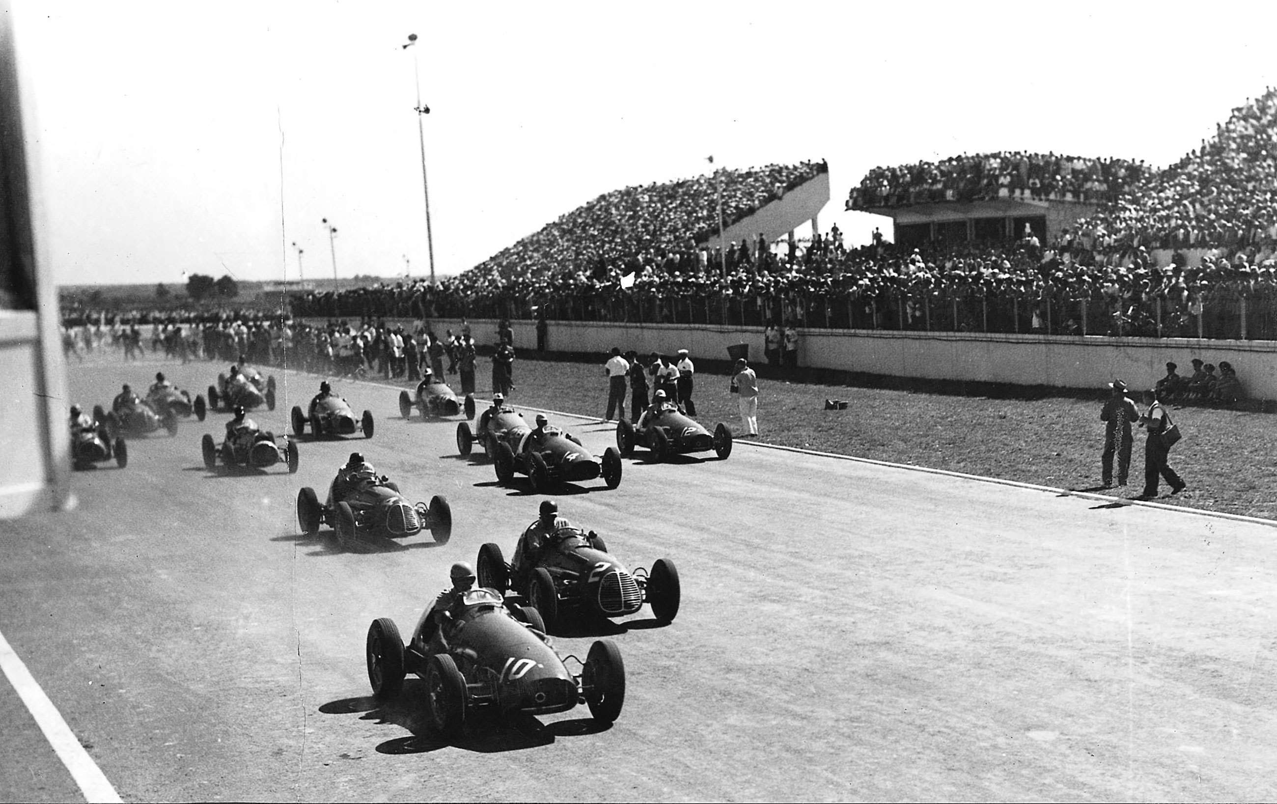 january-f1-races-buenos-aires-argentina-1953-start-ferrari-500-ascari-maserati-a6gcm-fangio-mi-goodwood-11012021.jpg