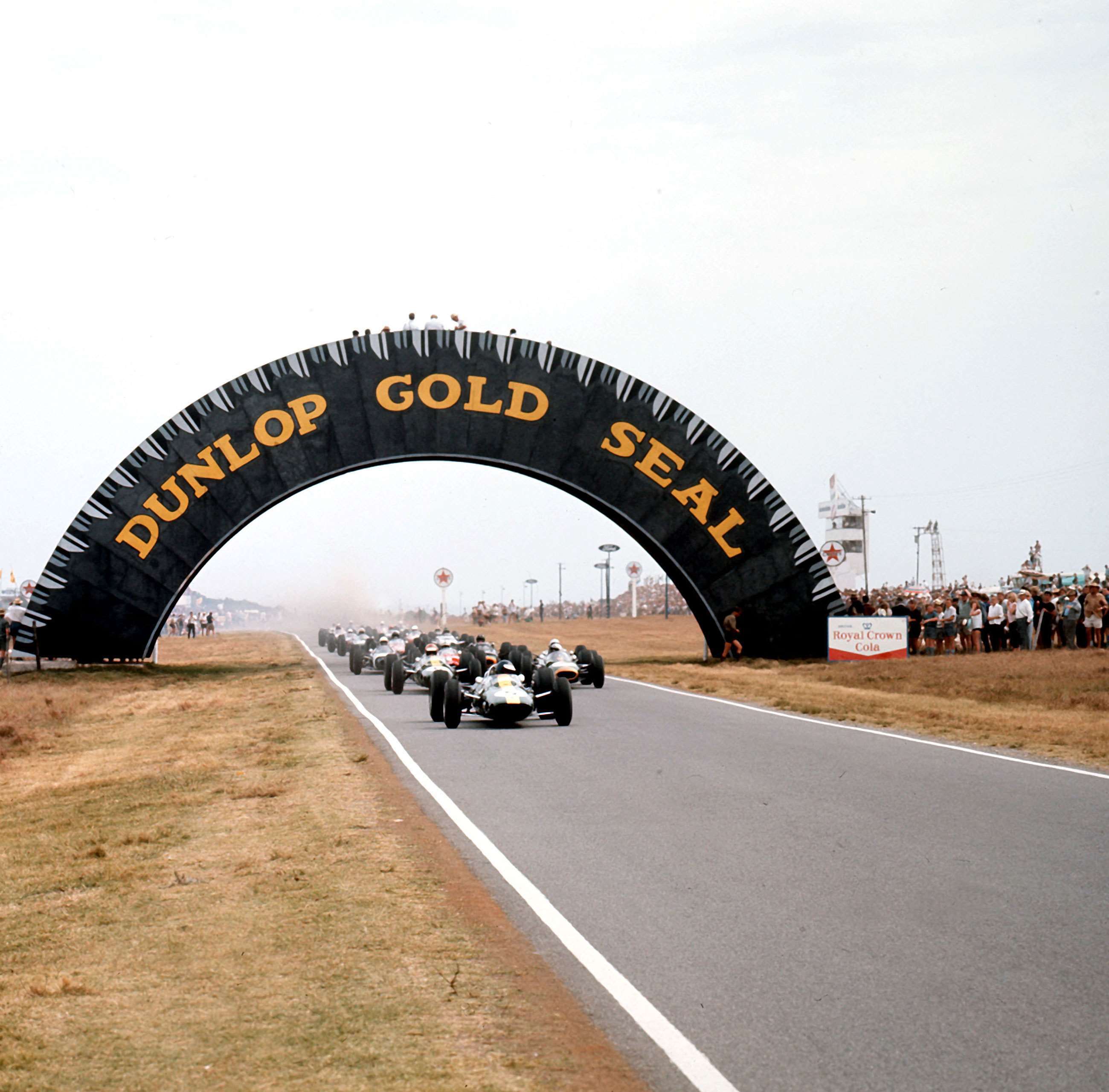 january-f1-races-south-africa-east-london-1965-start-jim-clark-lotus-33-climax-mi-goodwood-11012021.jpg