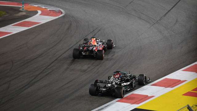 f1-2021-abu-dhabi-max-verstappen-lewis-hamilton-overtake-simon-galloway-mi-13122021.jpg