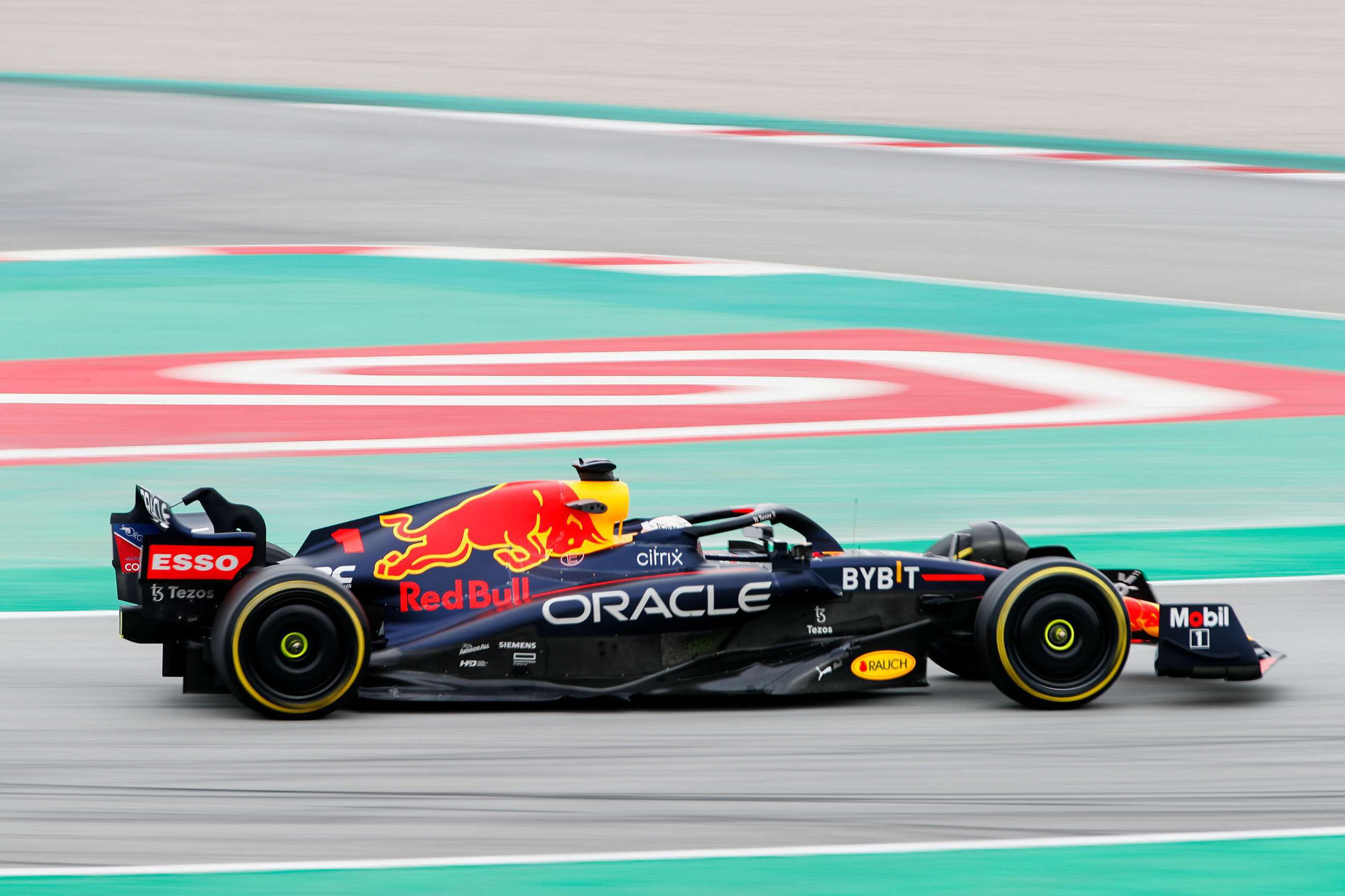 f1-2022-pre-season-testing-barcelona-red-bull-rb18-zak-mauger-mi-07032022.jpg