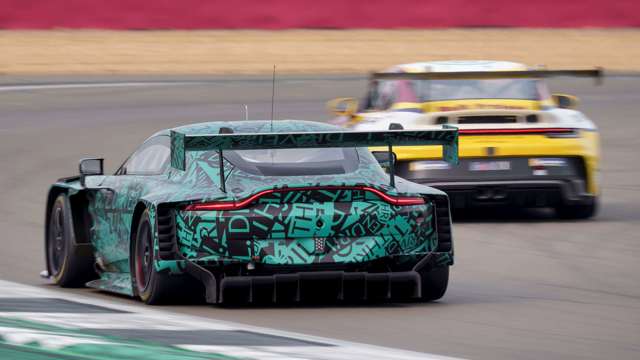 aston-martin-vantage-gt3-testing-silverstone-03.jpg