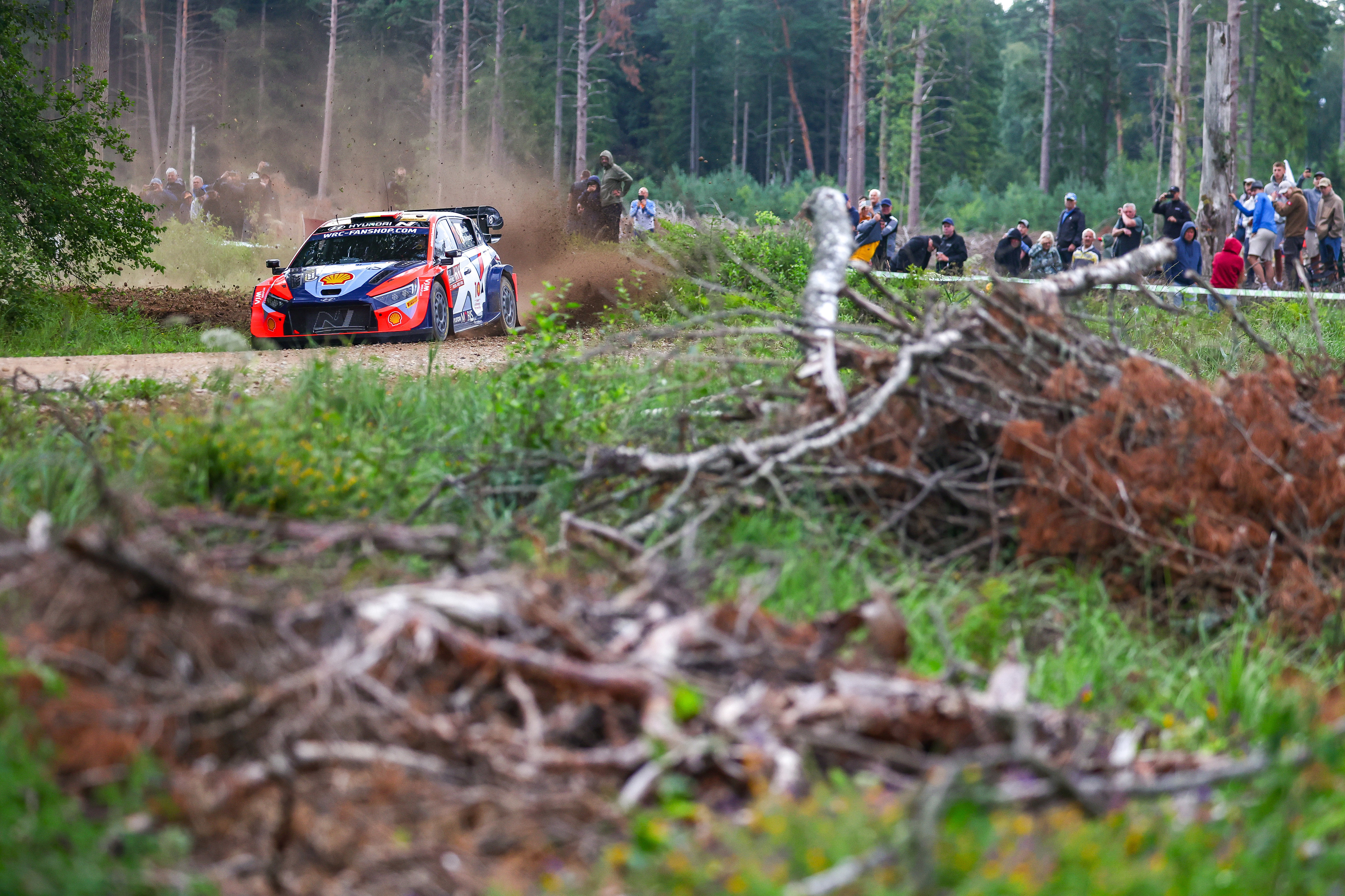 Thierry Neuville re-signs for Hyundai.jpg