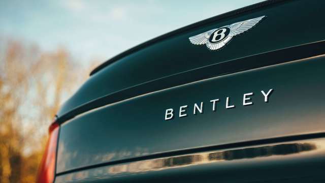 bentley-flying-spur-v8-badge-goodwood-27012021.jpg