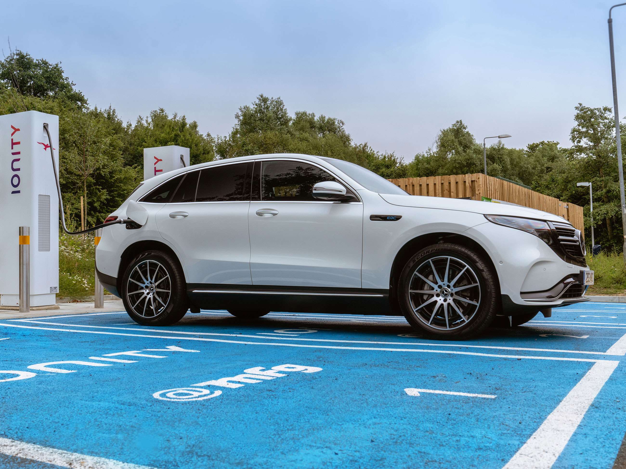 Mercedes benz deals eqc 400 review