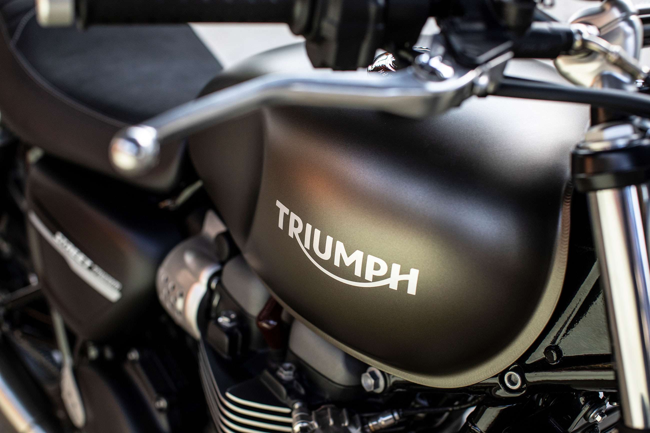 Электрика Triumph Street. Triumph Street Twin обои. Мотоцикл Триумф 2019 150лс. Bajaj Triumph.