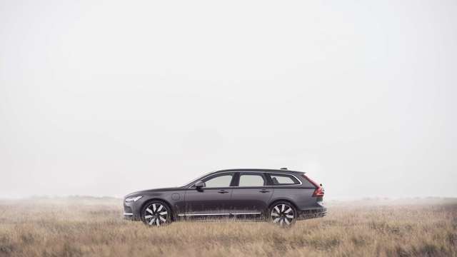 volvo-v90-recharge-review-goodwood-test-30.jpg