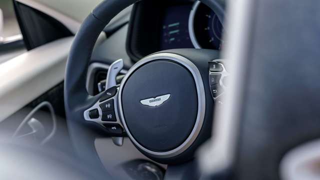 aston_martin_db11_volante_19021853.jpg