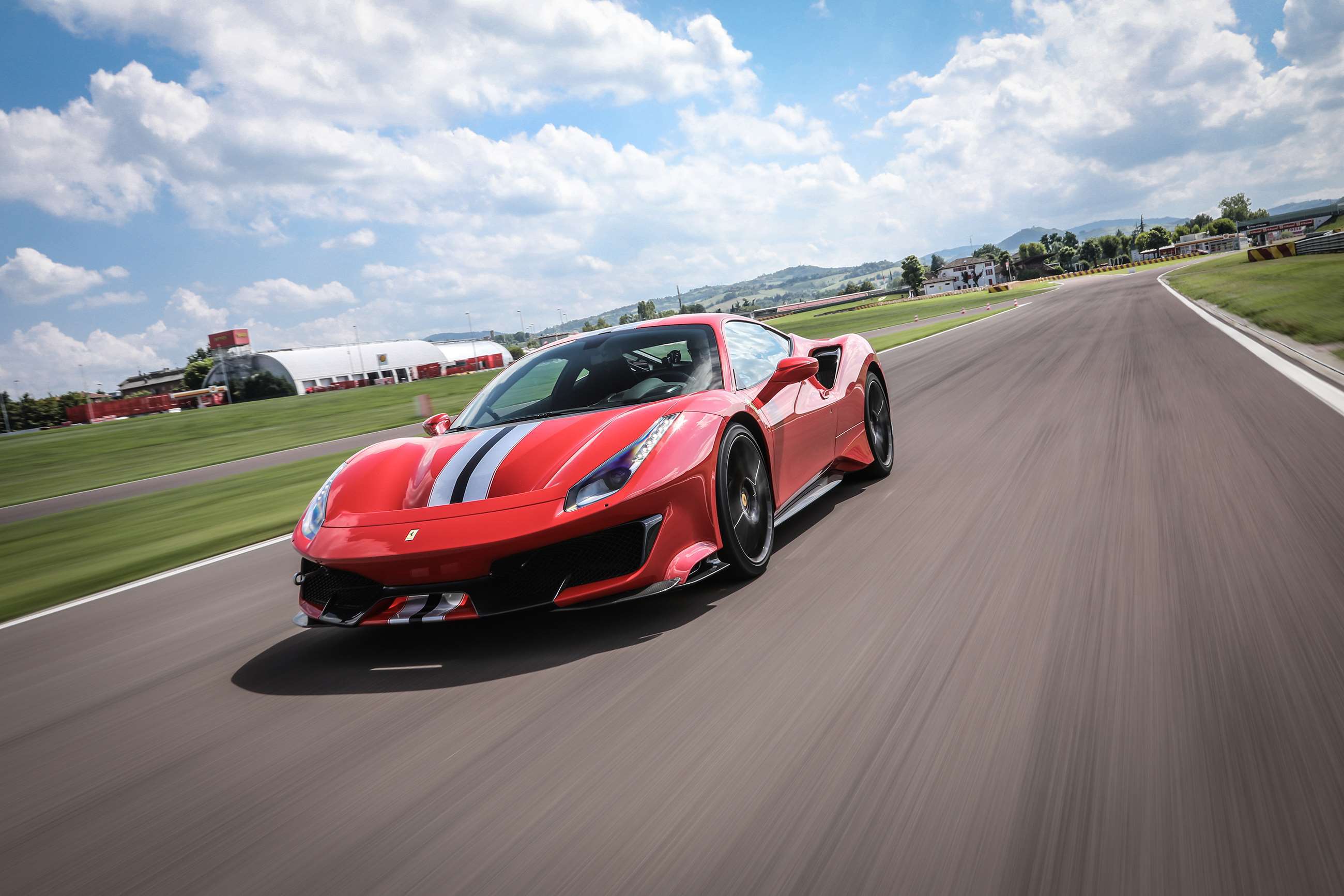 ferrari_488_pista_goodwood_11061801.jpg