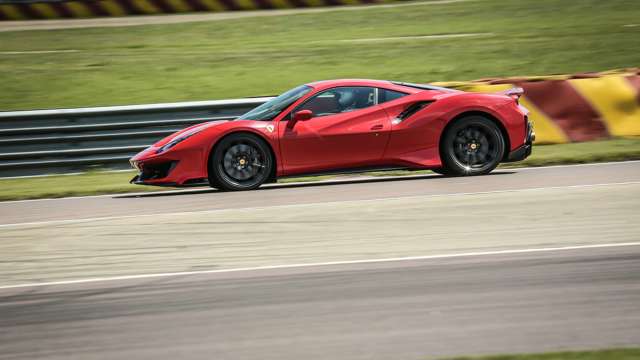 ferrari_488_pista_goodwood_11061819.jpg