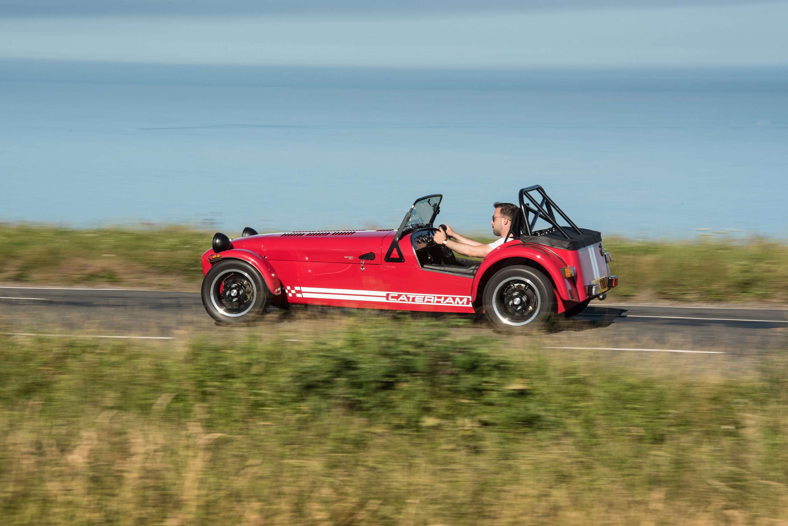 caterham_310s_arrive_08061802.jpg