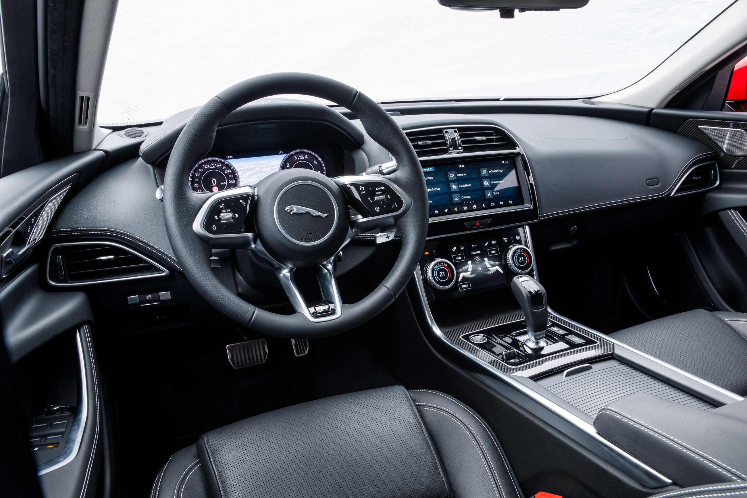 jaguar-xe-2019-interior-goodwood-22042019.jpg