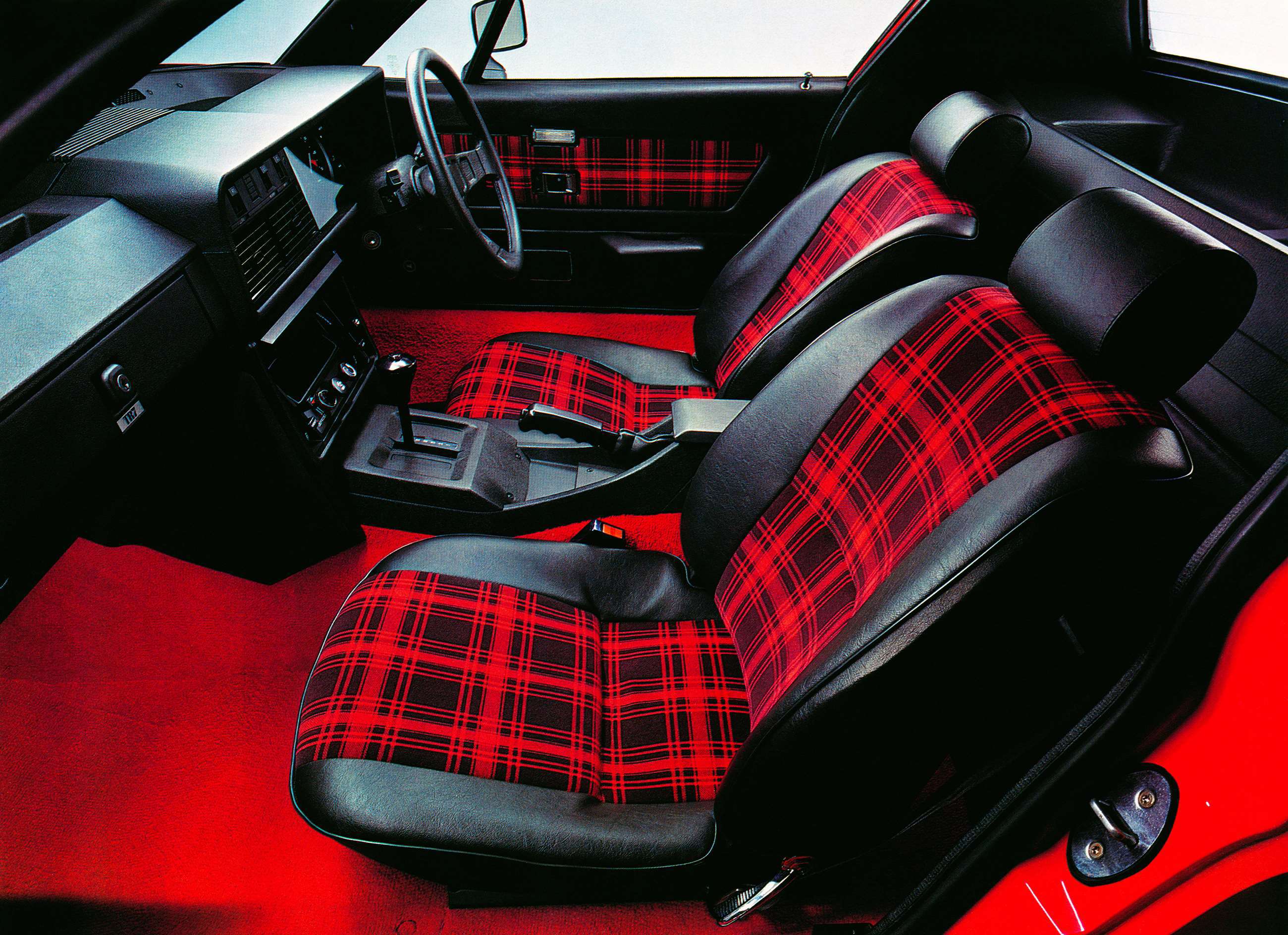 triumph-tr7-1977-interior-tartan-seats.jpg