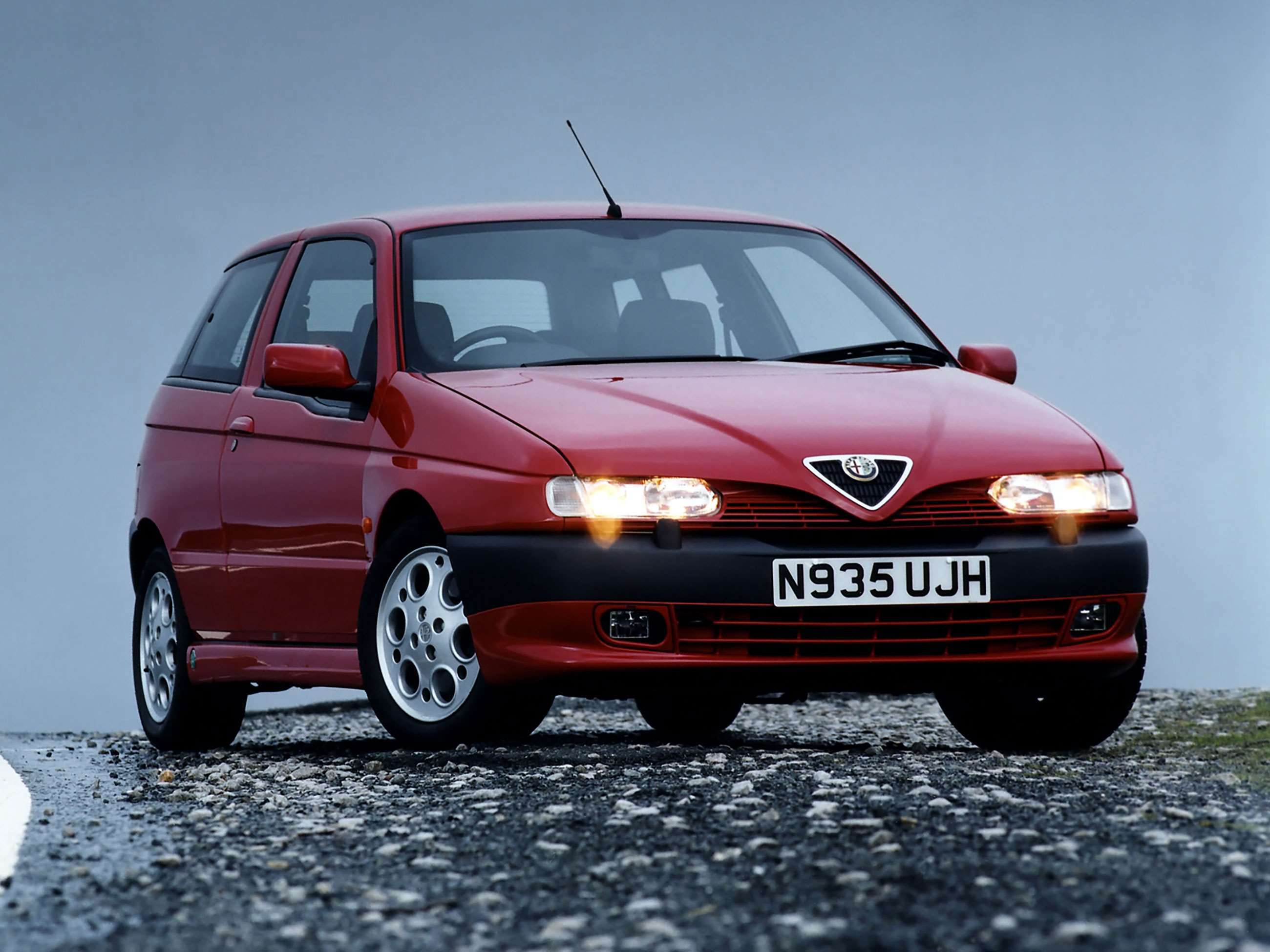 best-forgotten-1990s-hot-hatches-2-alfa-romeo-145-cloverleaf-goodwood-21082020.jpg