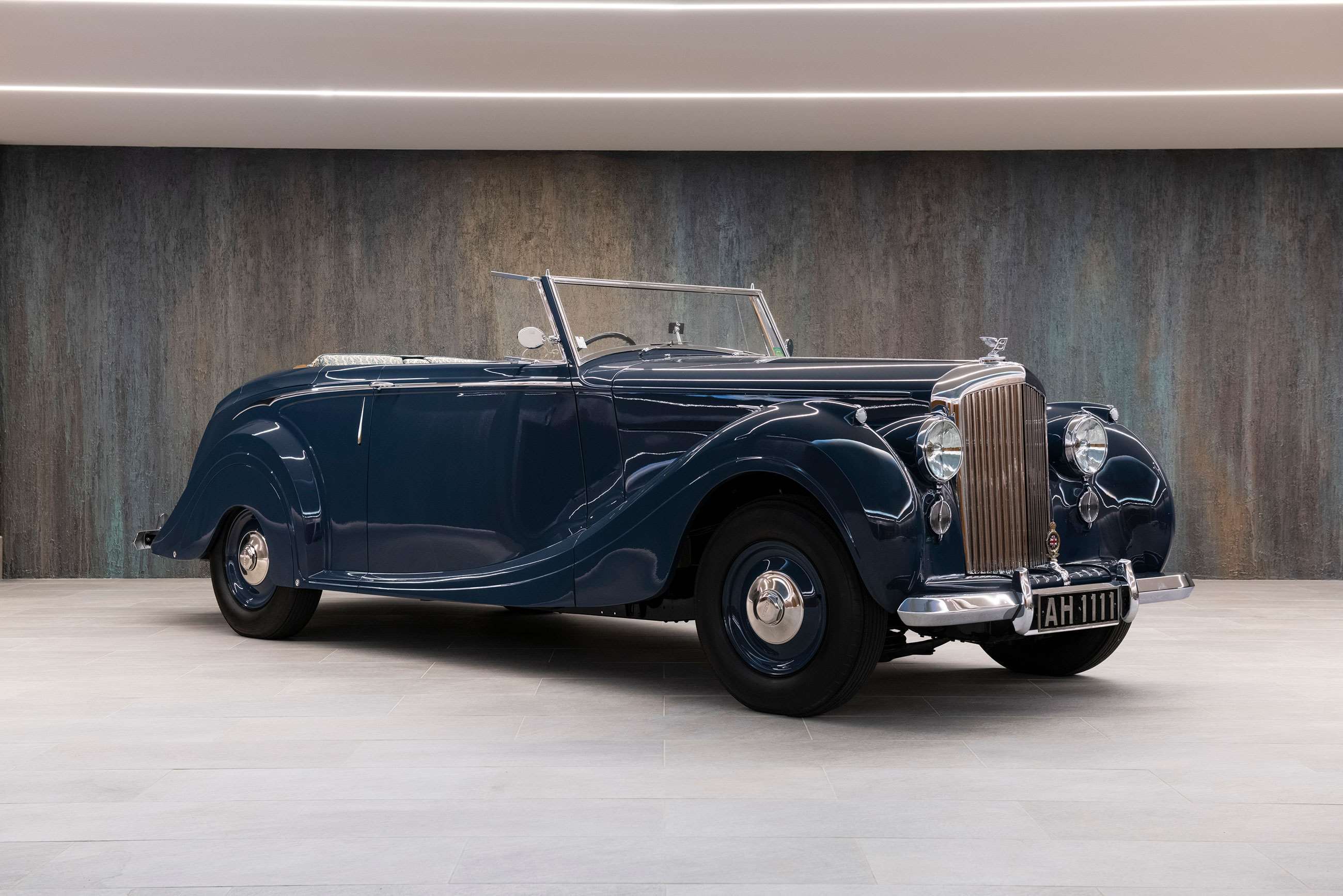 1947-bentley-mark-vi-drophead-coupe-maharaja-of-baroda-by-h.j.-mulliner-rm-sothebys-goodwood-16042021.jpg
