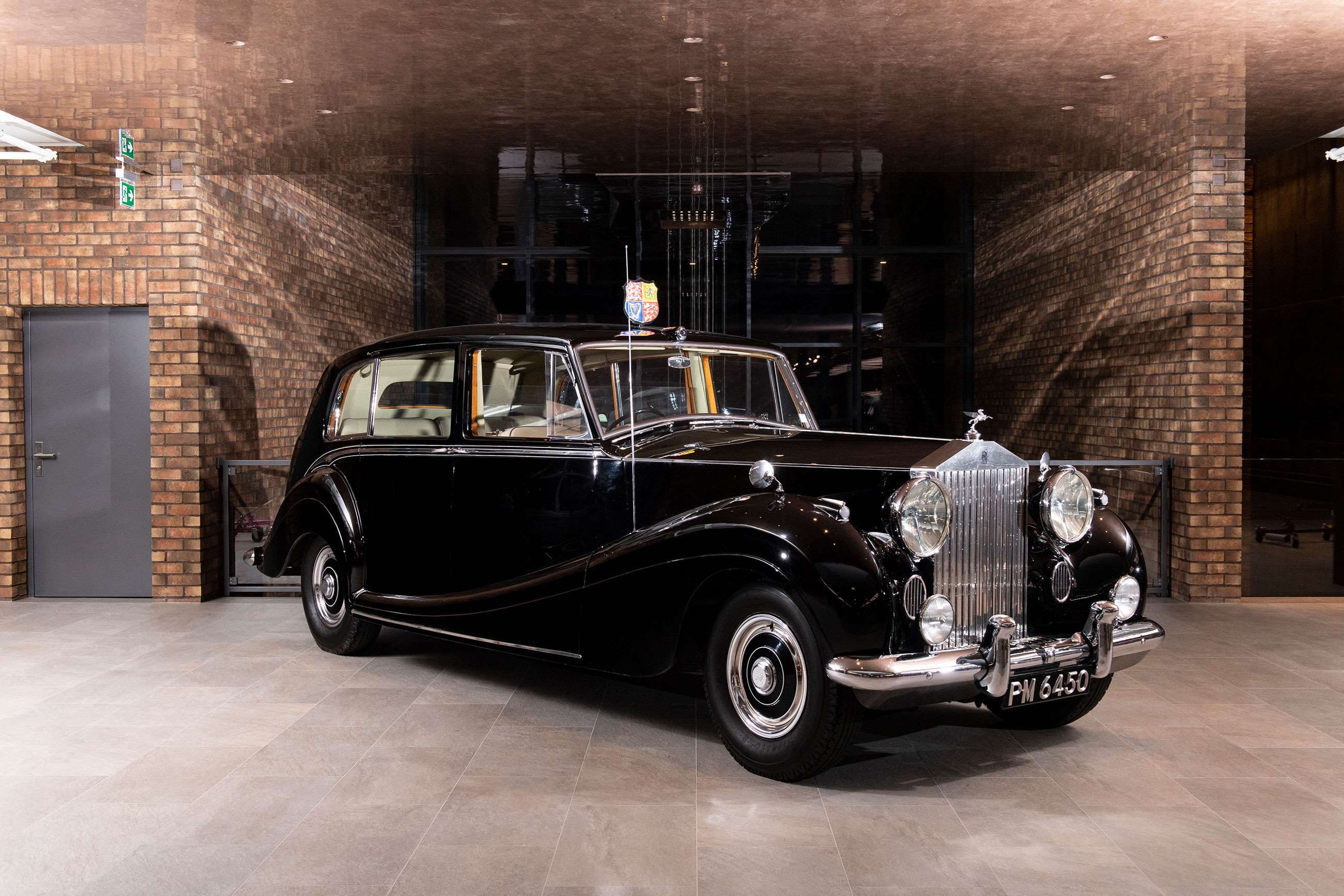 1954-rolls-royce-phantom-iv-limousine-princess-margaret-by-h.j.-mulliner-rm-sothebys-goodwood-16042021.jpg