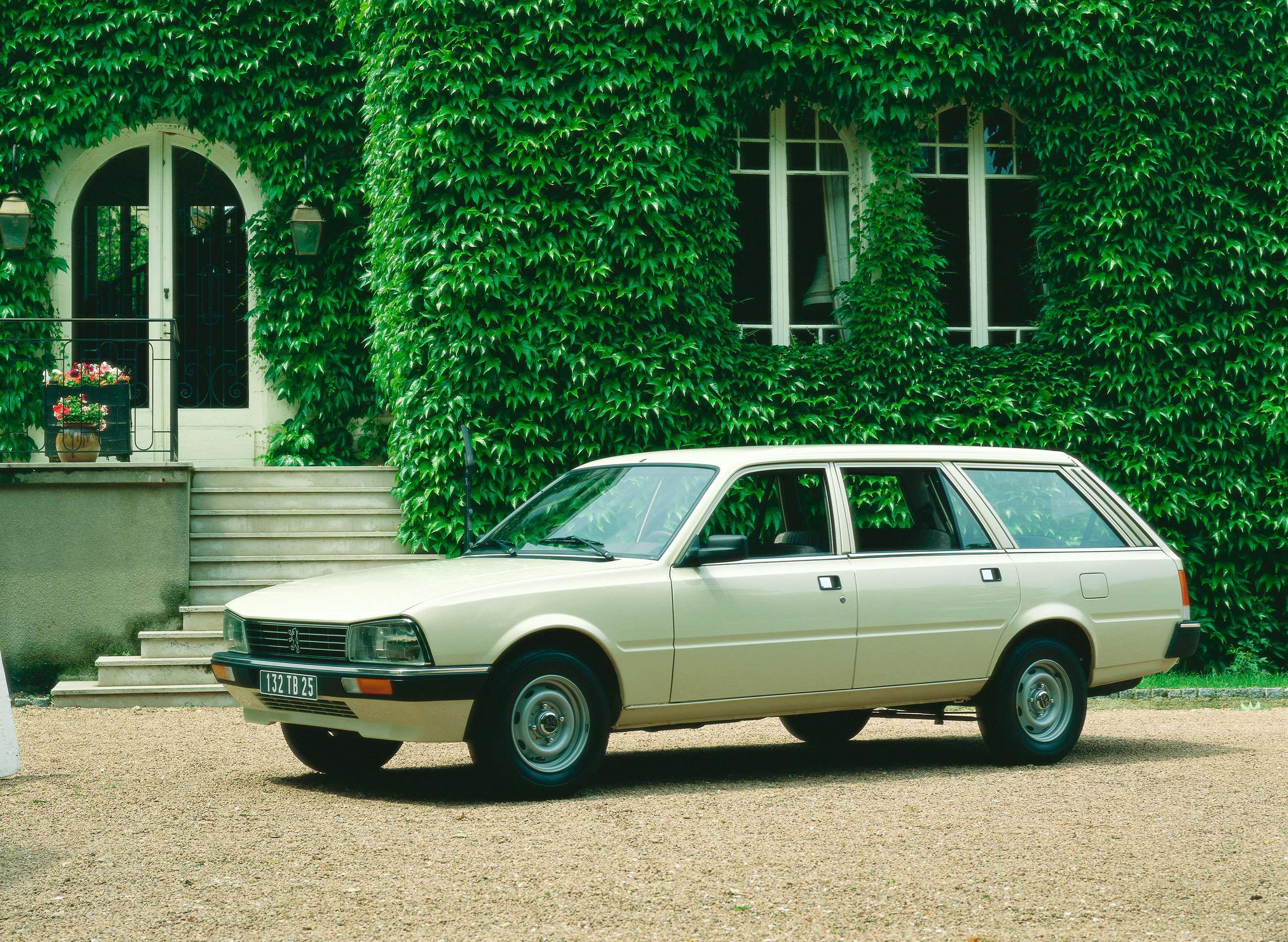 classic-cars-that-ned-ev-conversions-7-peugeot-504-estate-goodwood-10082021.jpg