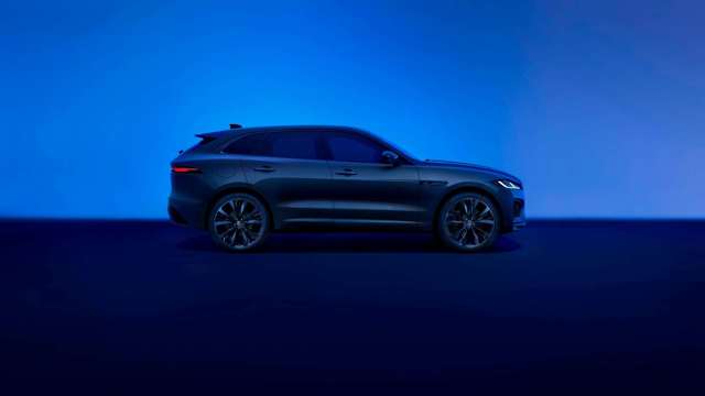 jag_f-pace_24my_exterior_04_side_gl_059_dx_141222.jpg