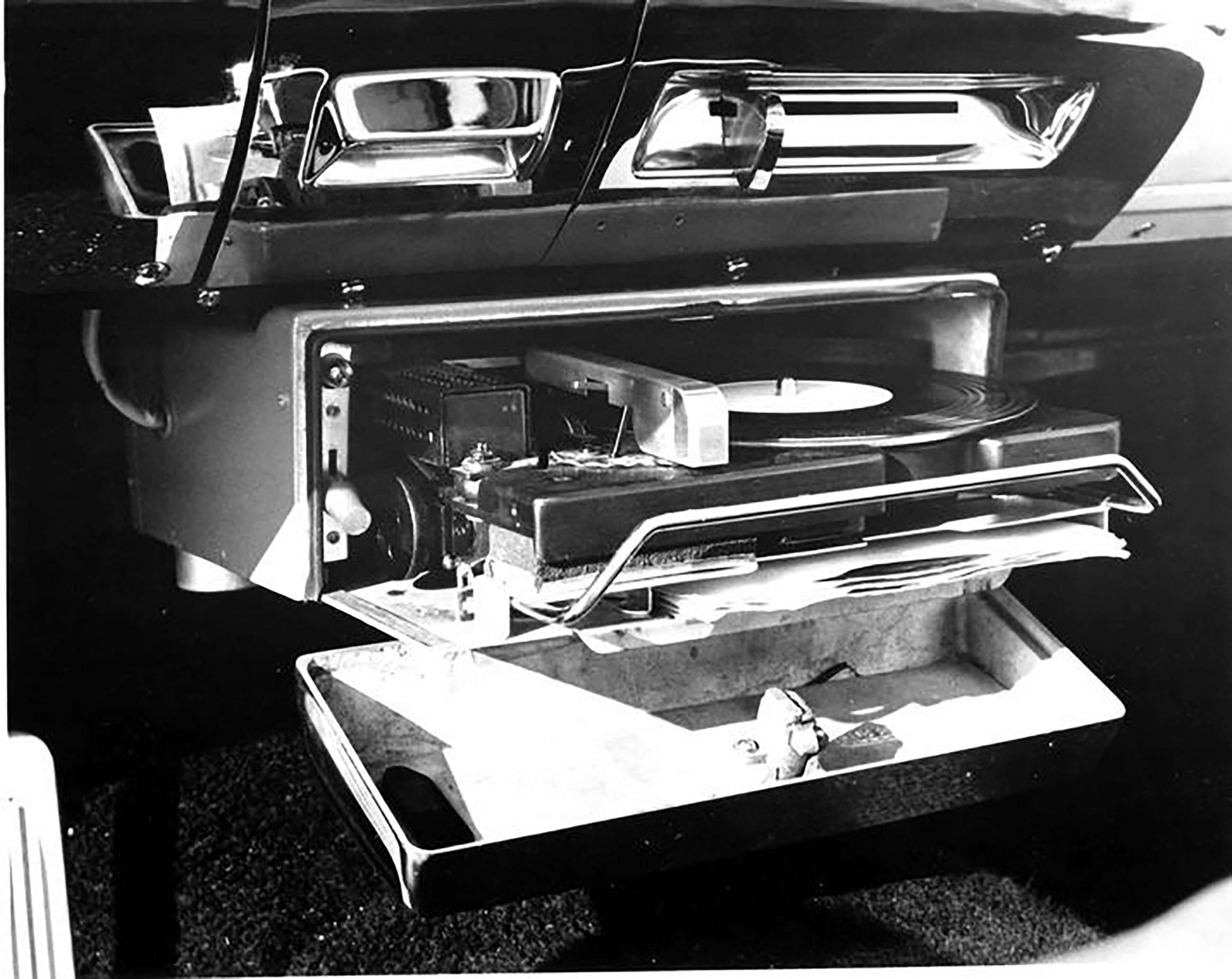 short-lived-car-innovations-chrysler-record-player-vinyl-21032022.jpg
