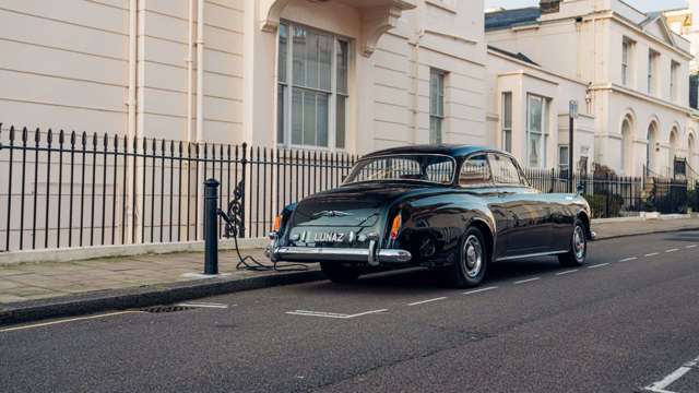 1.-1961-bentley-s2-continental-upcyled-by-lunaz-design-in-london-wide-angle.jpg