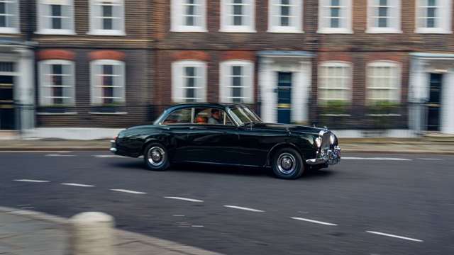 4.-1961-bentley-s2-continental-upcyled-by-lunaz-design-panning-in-london.jpg