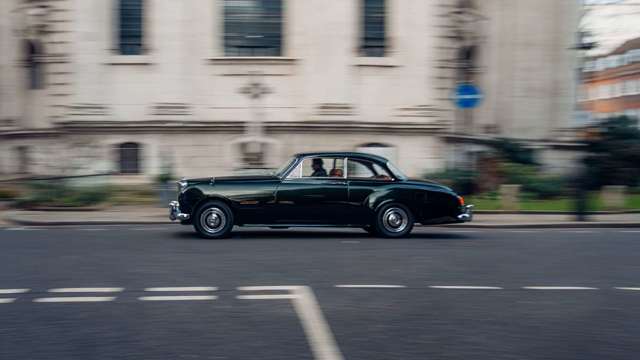 5.-1961-bentley-s2-continental-upcyled-by-lunaz-design-panning-in-london.jpg