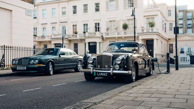 6.-1961-bentley-s2-continental-upcyled-by-lunaz-design-pictured-parked-in-london-with-modern-counterpart.jpg