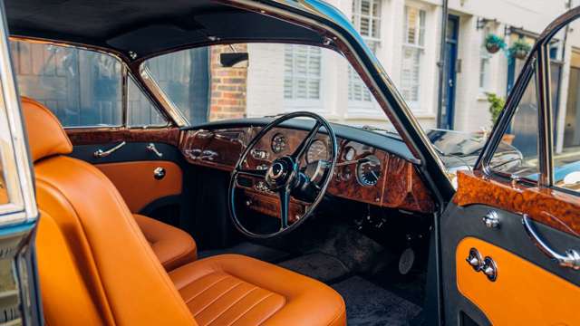 9.-1961-bentley-s2-continental-upcyled-by-lunaz-design-interior-close-up.jpg
