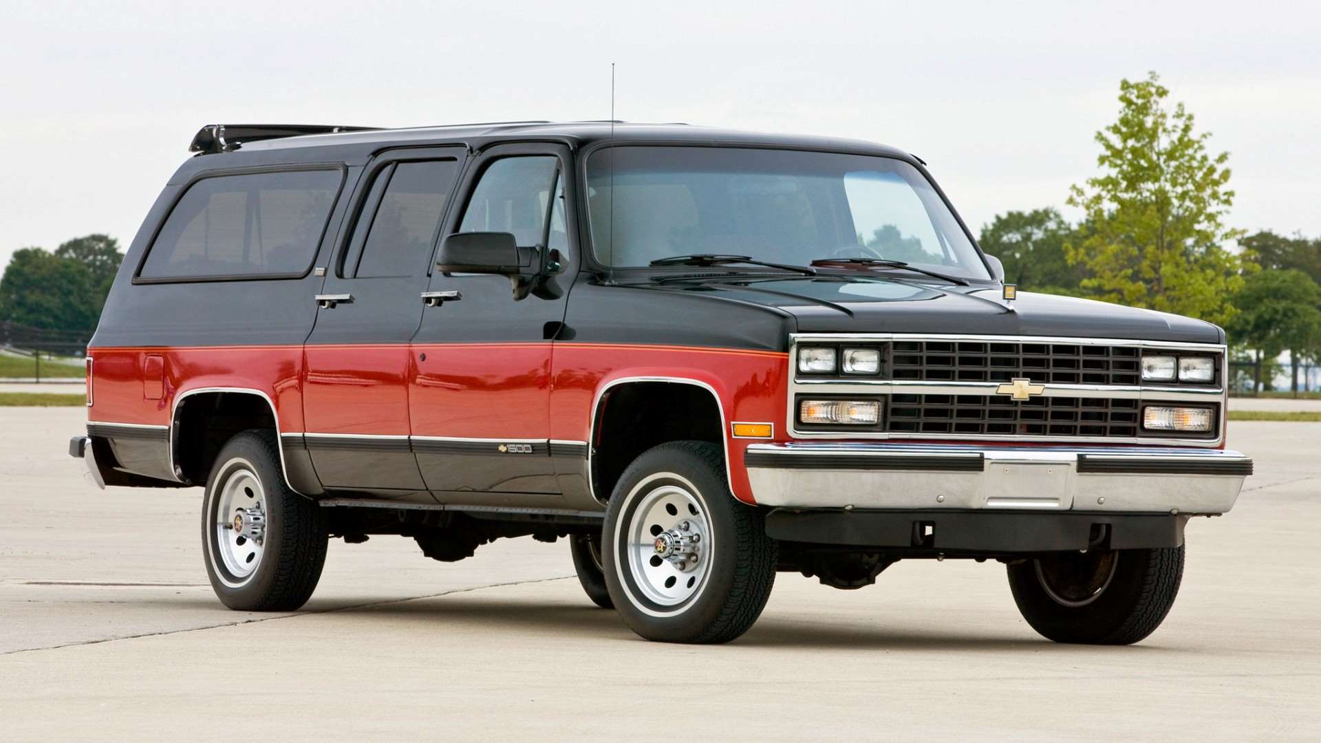 chevrolet_suburban_1989_photos_1.jpg